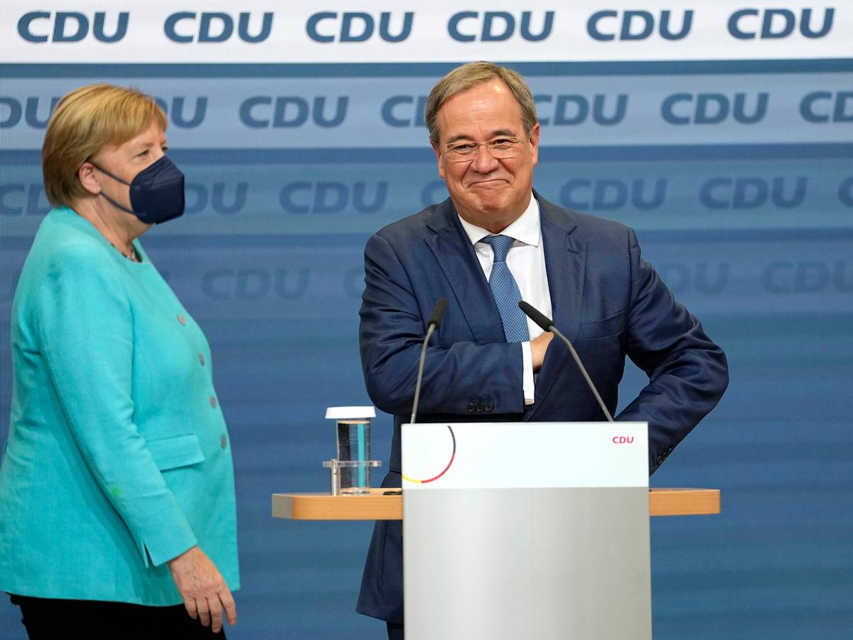 Würde Armin Laschet Kanzler werden, wenn die Deutschen wie im US-Wahlsystem wählen würden? Hier steht er kurz nach der Wahl am 26. September im Konrad-Adenauer-Haus neben Noch-Kanzlerin Merkel.