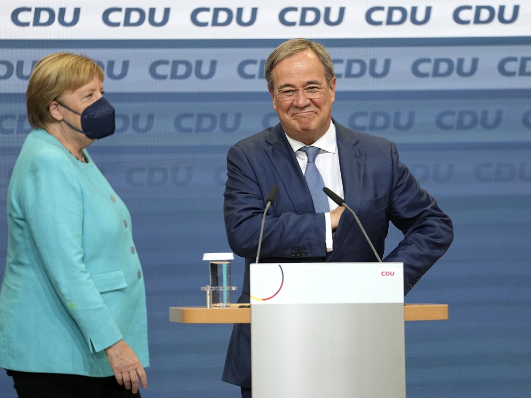 Würde Armin Laschet Kanzler werden, wenn die Deutschen wie im US-Wahlsystem wählen würden? Hier steht er kurz nach der Wahl am 26. September im Konrad-Adenauer-Haus neben Noch-Kanzlerin Merkel.