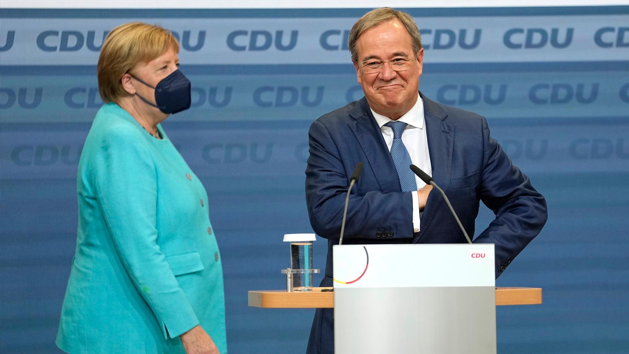 Würde Armin Laschet Kanzler werden, wenn die Deutschen wie im US-Wahlsystem wählen würden? Hier steht er kurz nach der Wahl am 26. September im Konrad-Adenauer-Haus neben Noch-Kanzlerin Merkel.