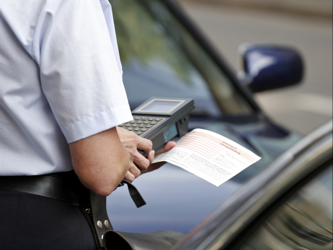 Schon bald dürfte der neue Bußgeldkatalog in Kraft treten. Unser Foto (27. Mai 2021) zeigt eine Mitarbeiterin des Ordnungsamtes bei der Arbeit.