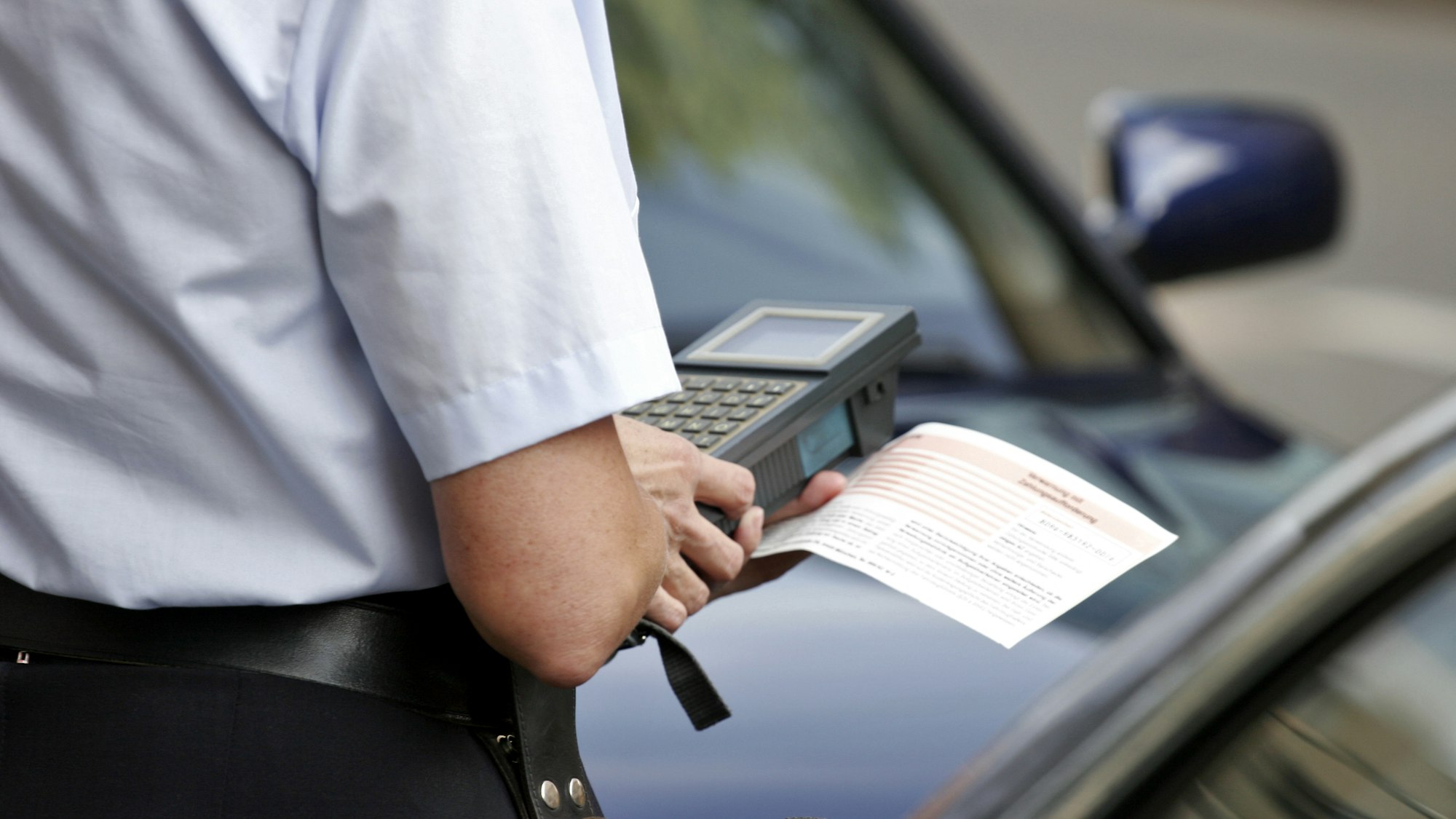 Schon bald dürfte der neue Bußgeldkatalog in Kraft treten. Unser Foto (27. Mai 2021) zeigt eine Mitarbeiterin des Ordnungsamtes bei der Arbeit.