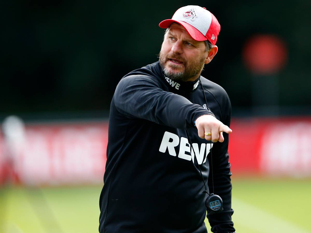 Steffen Baumgart trägt eine Kappe des 1. FC Köln beim Training.