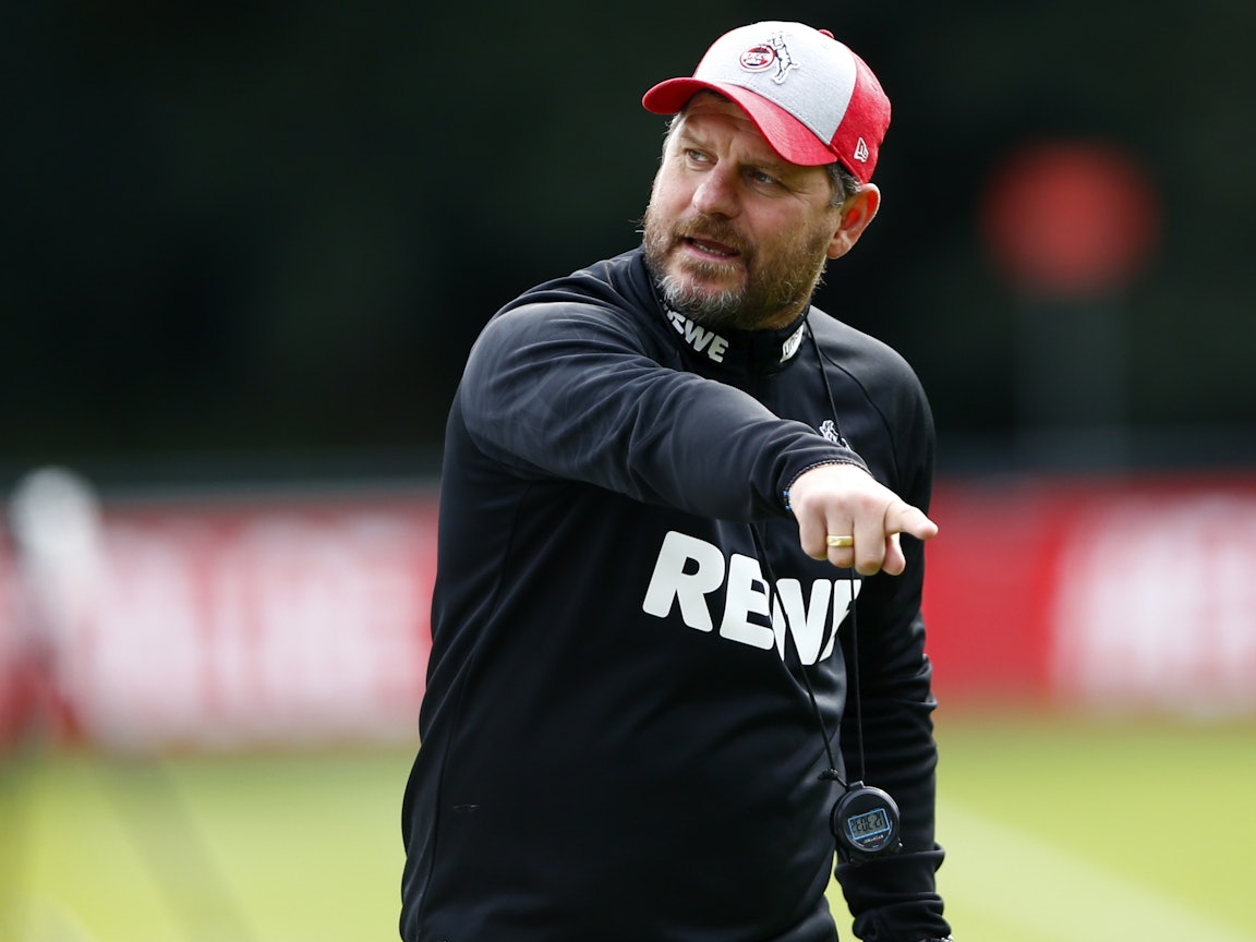 Steffen Baumgart trägt eine Kappe des 1. FC Köln beim Training.
