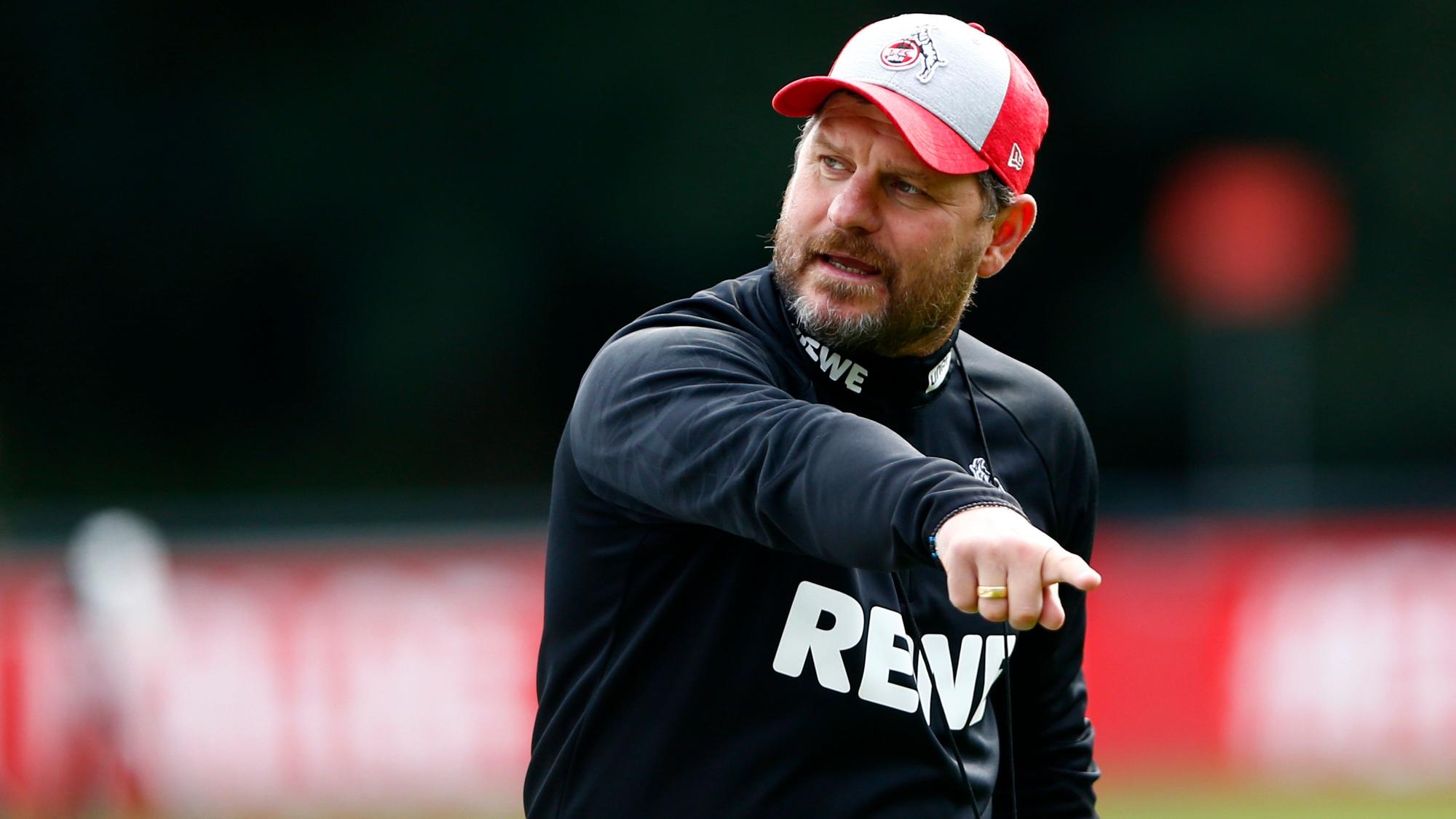 Steffen Baumgart trägt eine Kappe des 1. FC Köln beim Training.