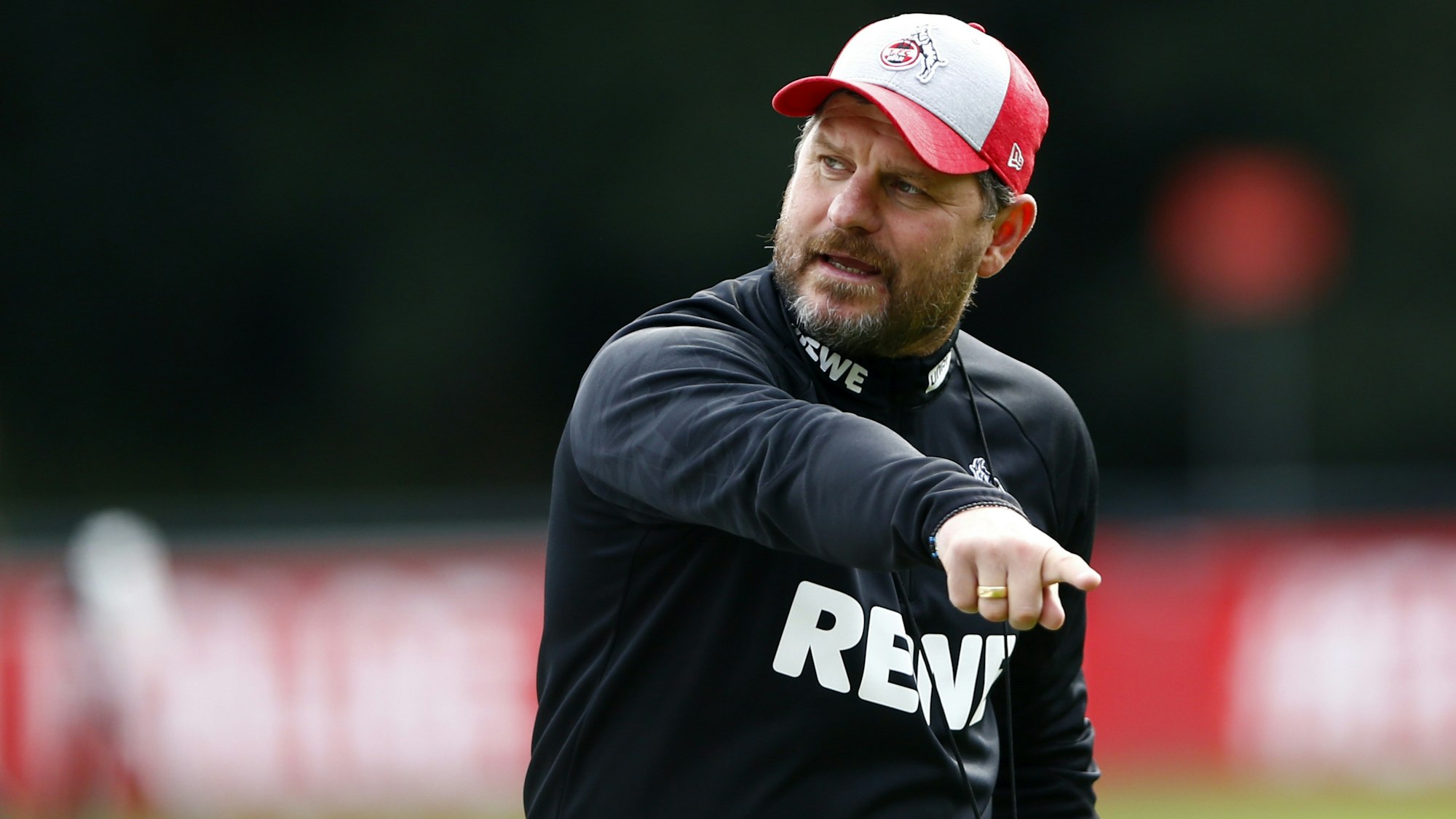 Steffen Baumgart trägt eine Kappe des 1. FC Köln beim Training.