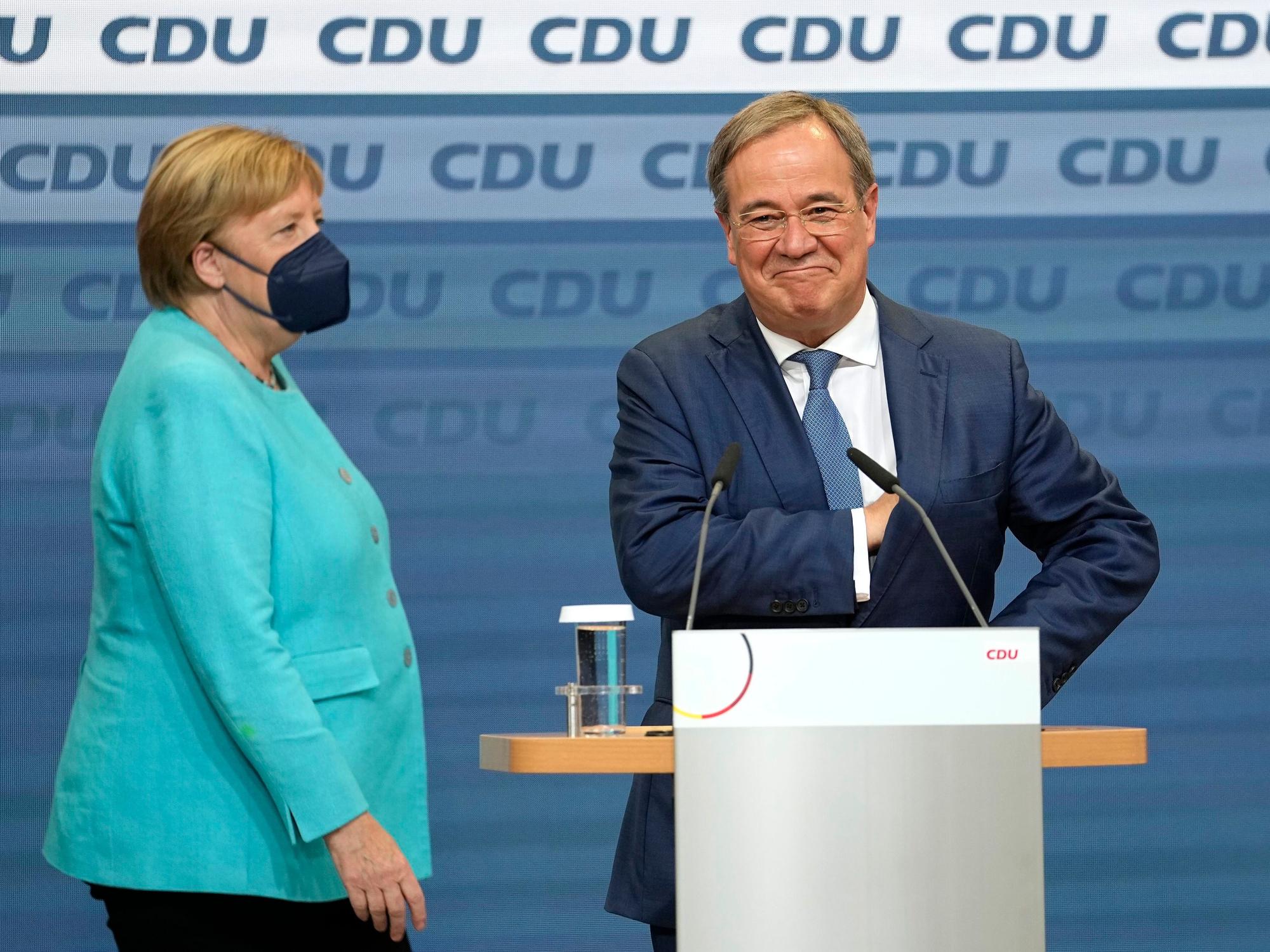 Bundeskanzlerin Angela Merkel steht gemeinsam mit Armin Laschet am Abend der Bundestagswahl (26.09.2021) im Konrad-Adenauer-Haus auf der Bühne.
