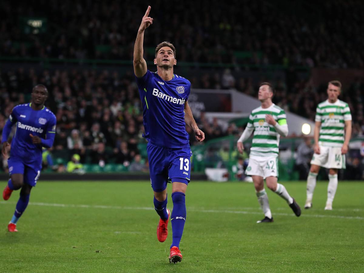 Lucas Alario bejubelt seinen Treffer zum 3:0 gegen Celtic Glasgow