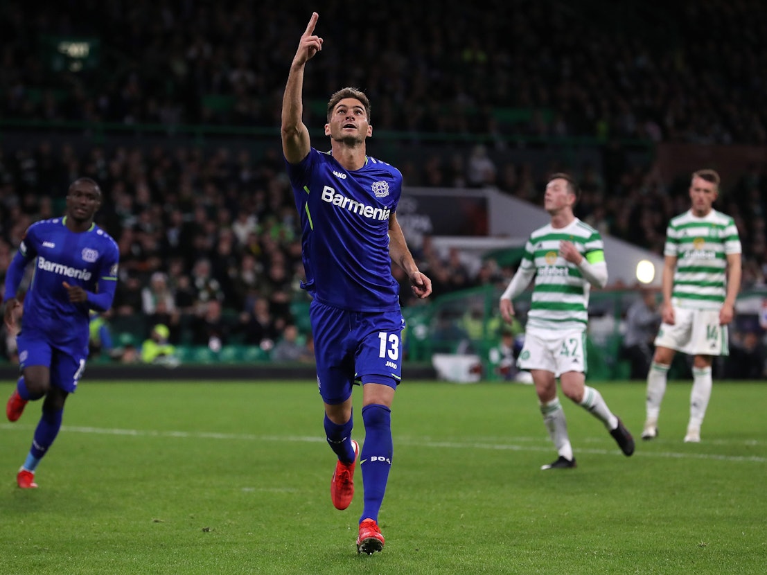 Lucas Alario bejubelt seinen Treffer zum 3:0 gegen Celtic Glasgow