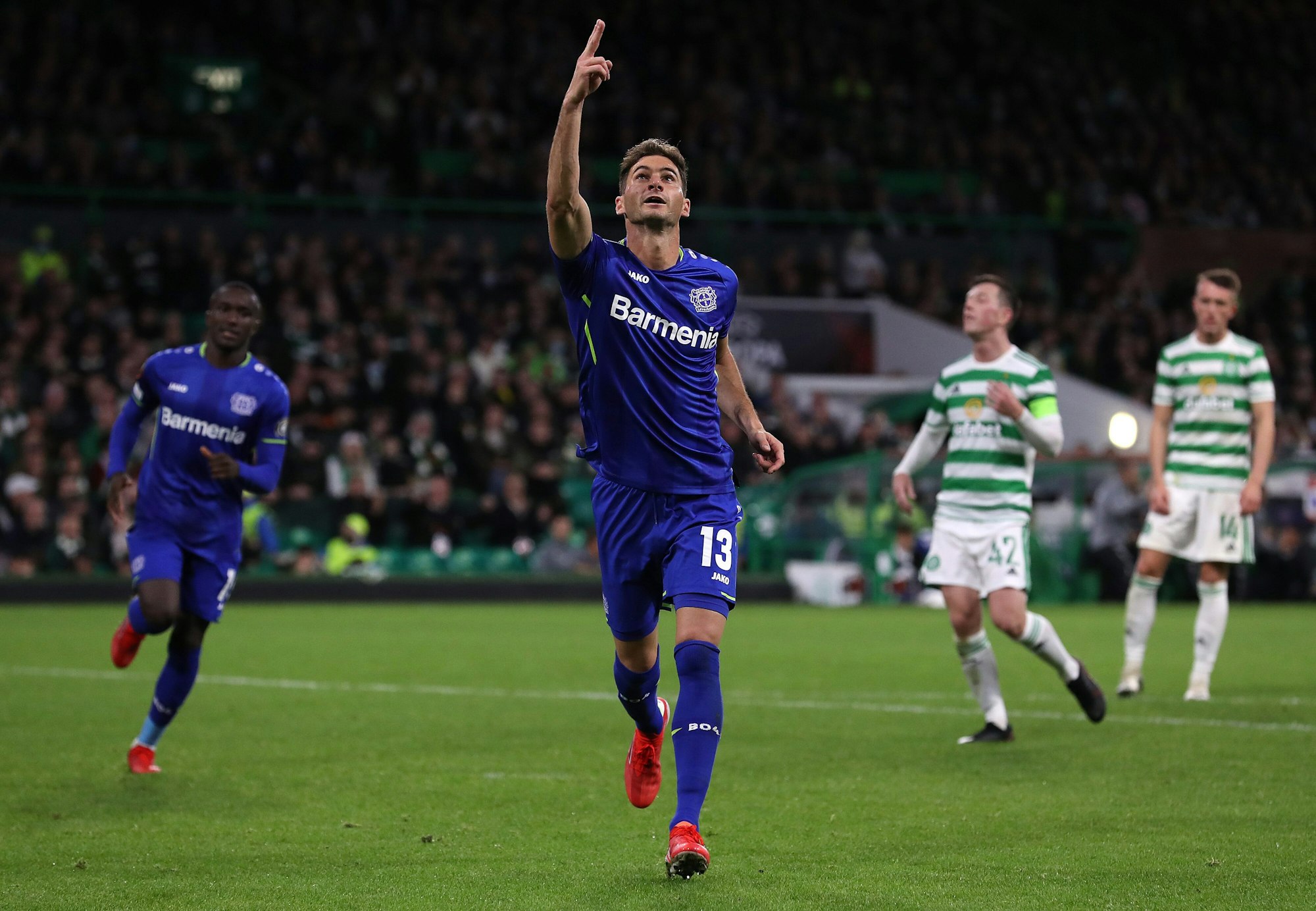 Lucas Alario bejubelt seinen Treffer zum 3:0 gegen Celtic Glasgow