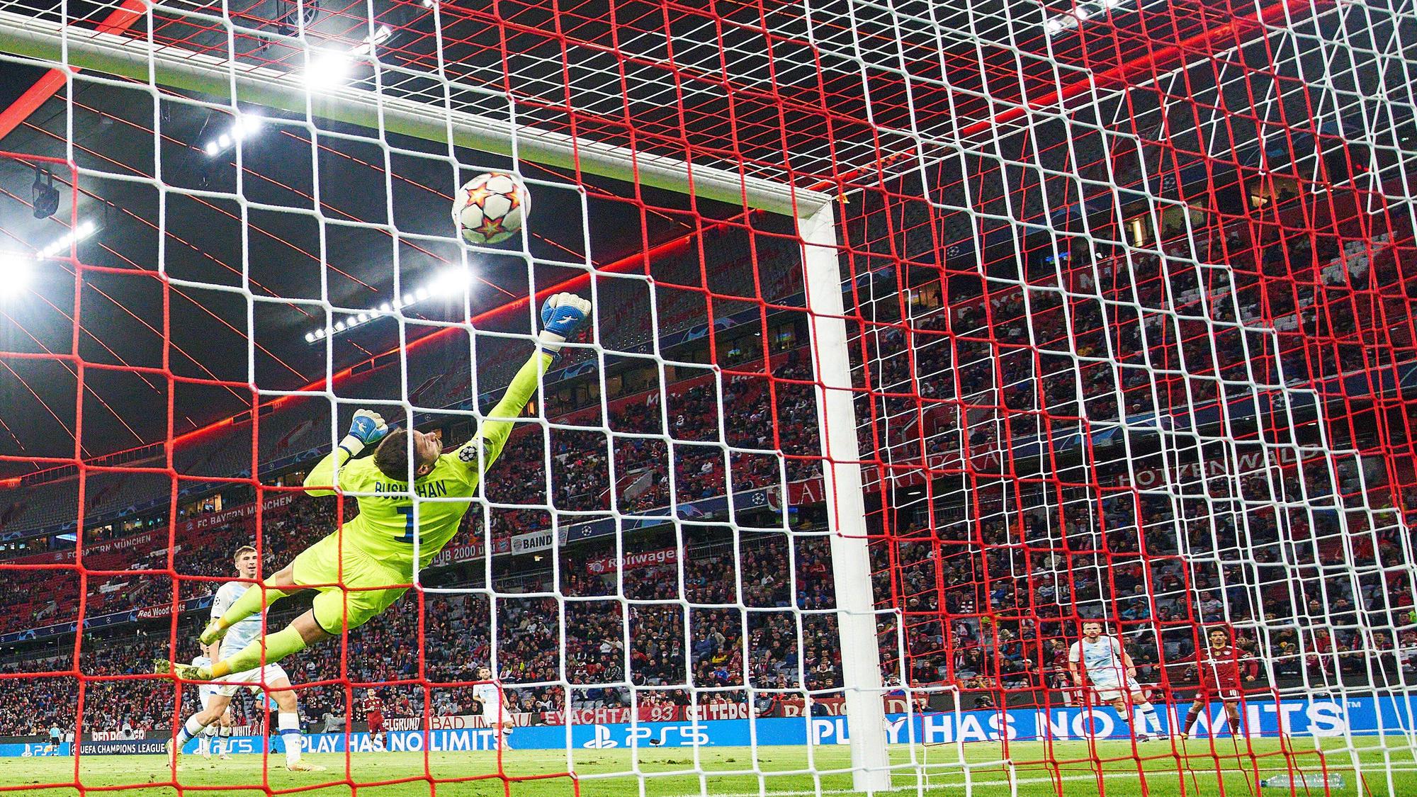 Der Ball fliegt ins Netz. Das Bild wurde von einer Position hinter dem Tor der Ukraine aufgenommen.