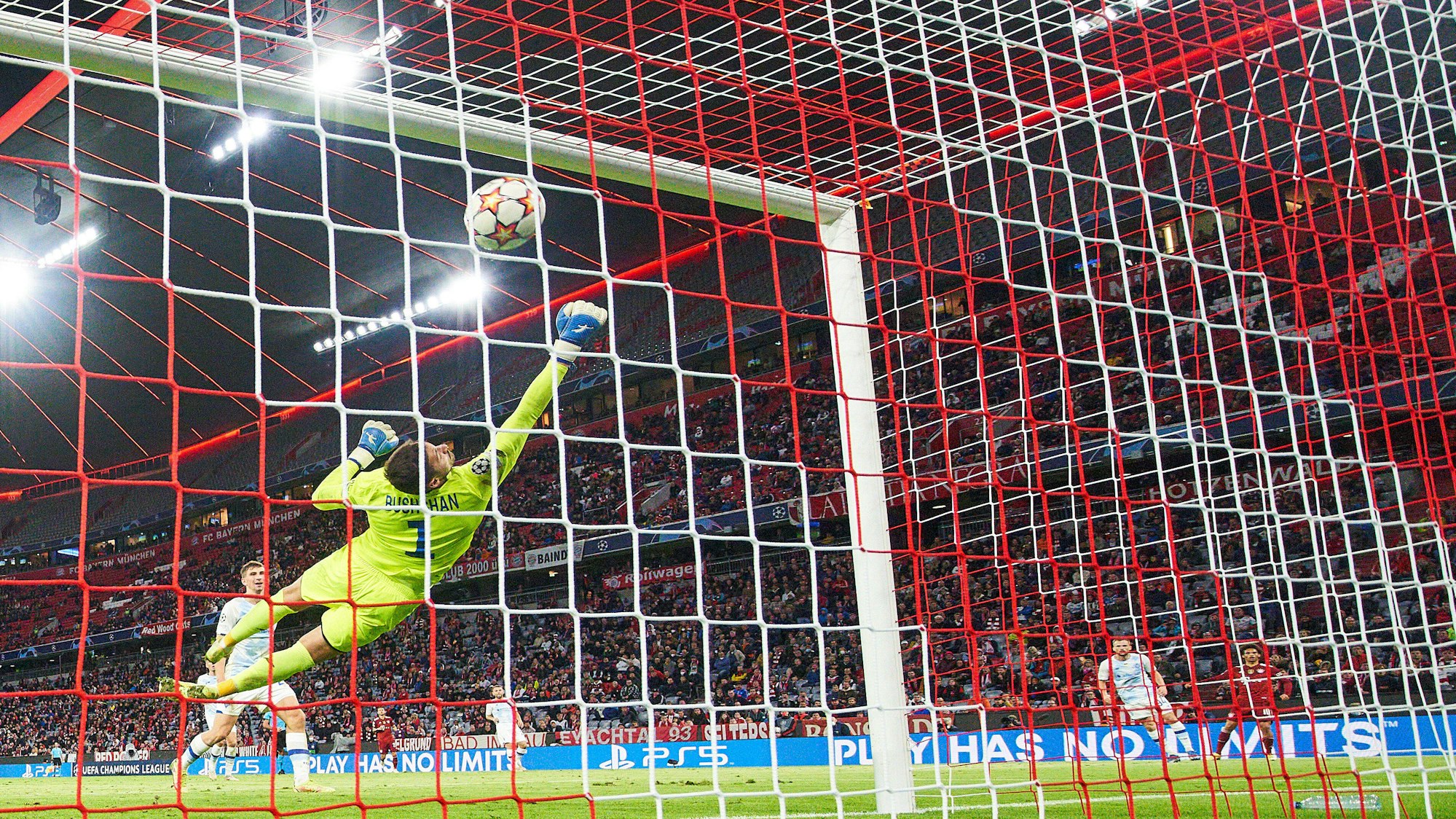 Der Ball fliegt ins Netz. Das Bild wurde von einer Position hinter dem Tor der Ukraine aufgenommen.