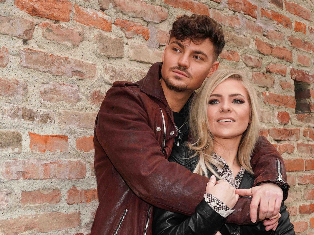 Schlagerpaar Marina Marx und Karsten Walter auf einem Foto vom 23. März 2021 bei einem Spaziergang in Marx' Heimatstadt.