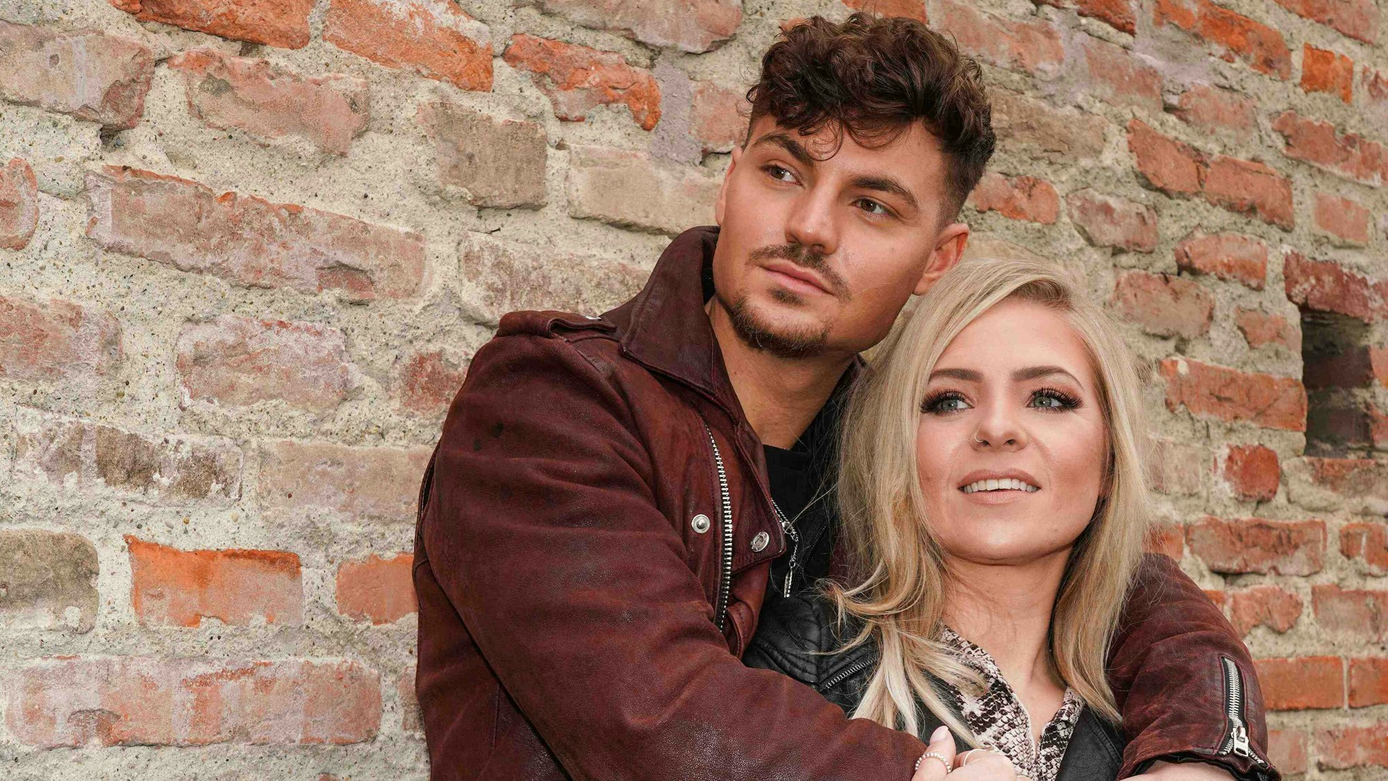 Schlagerpaar Marina Marx und Karsten Walter auf einem Foto vom 23. März 2021 bei einem Spaziergang in Marx' Heimatstadt.