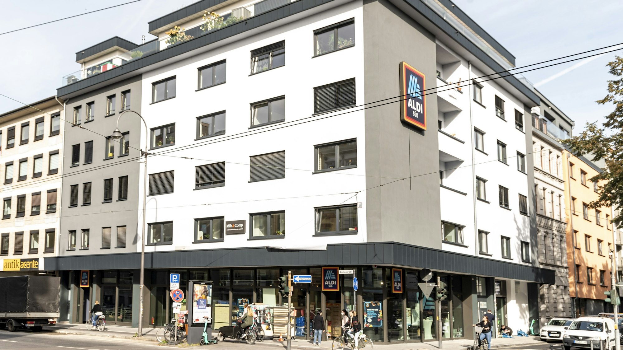 Die neue Aldi-Filiale an der Aachener Straße Ecke Moltkestraße von außen.