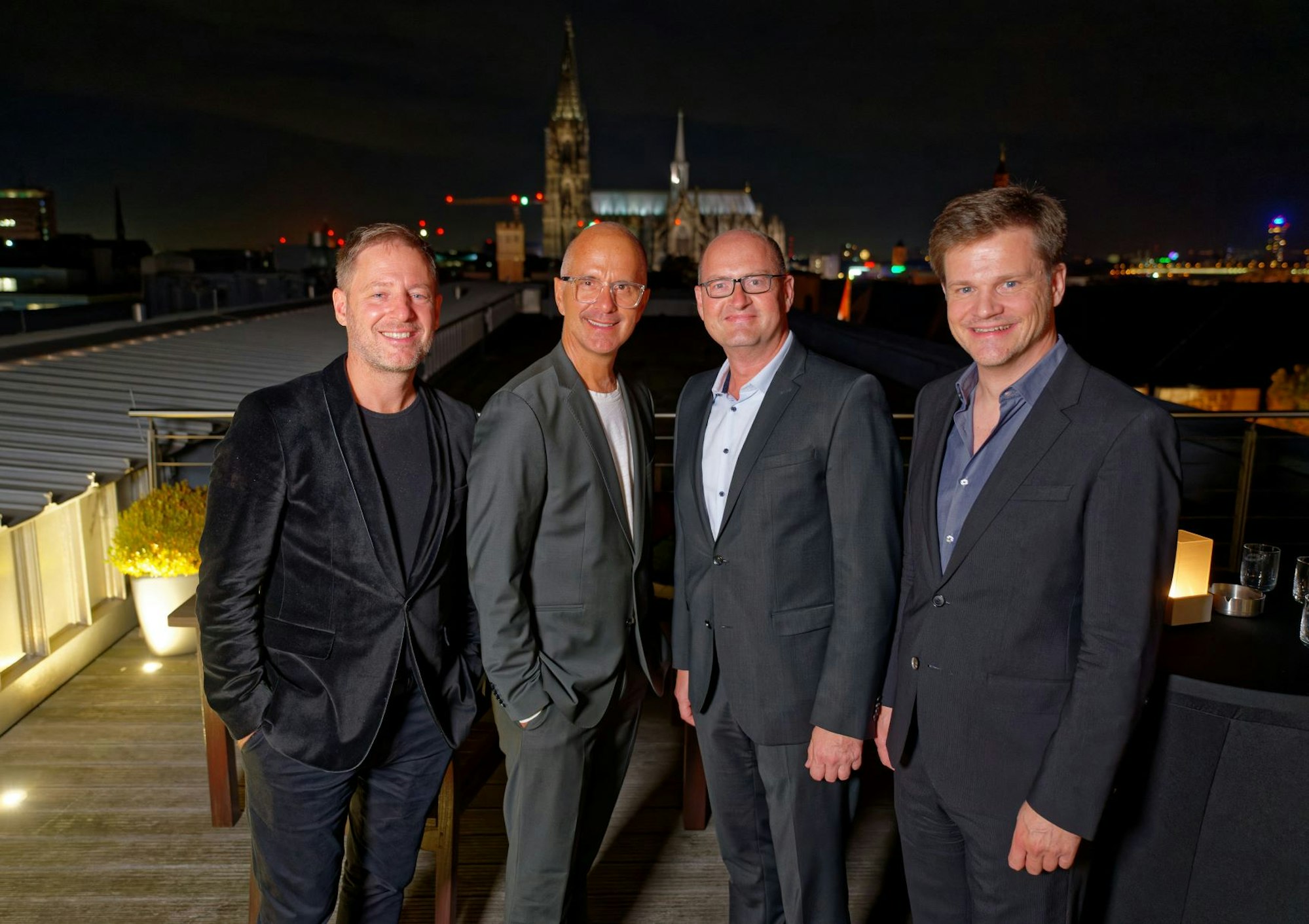 Regisseur Dr. Florian Gallenberger, Schauspieler Christoph Maria Herbst, Hoteldirektor Frank Schönherr und Produzent Benjamin Herrmann auf der Dachterrasse des Dorint Hotels mit dem Kölner Dom im Hintergrund.