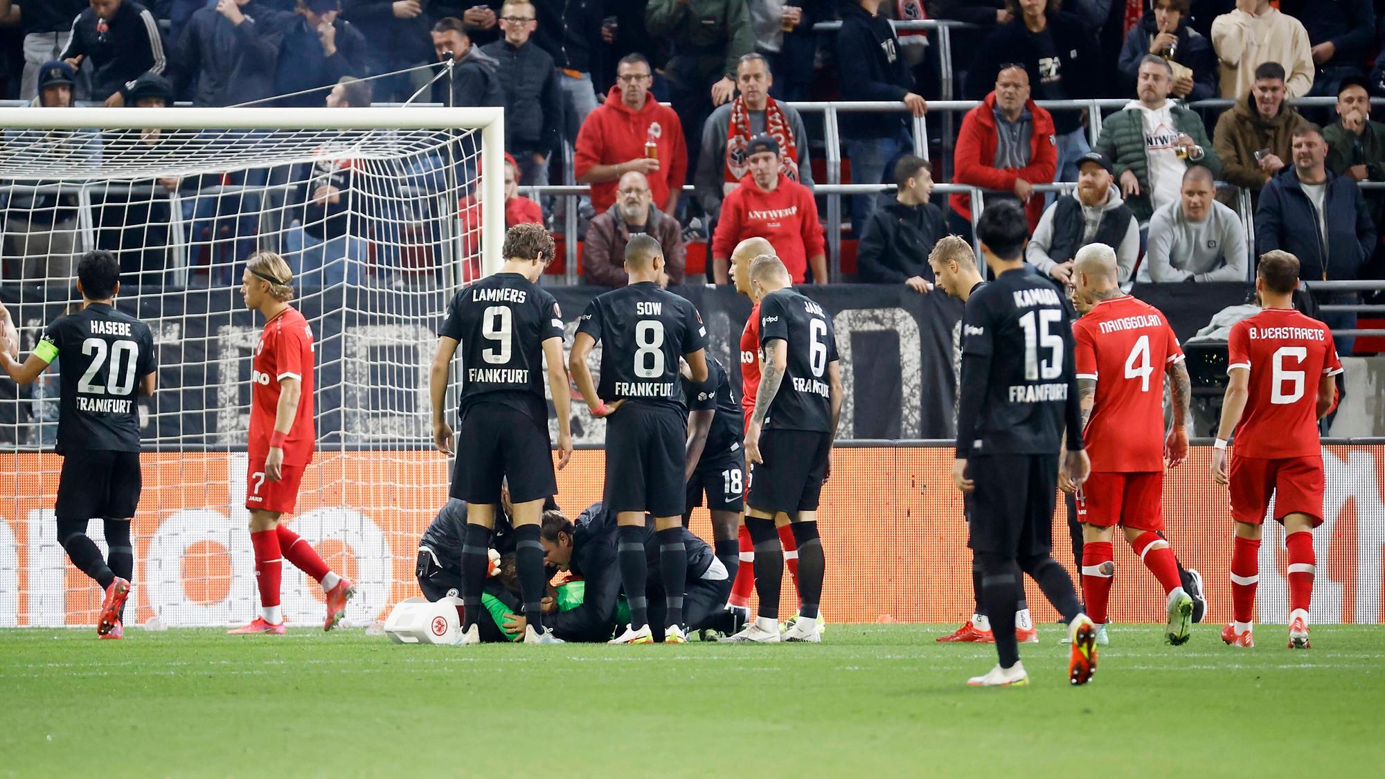 Torwart Kevin Trapp Eintracht Frankfurt wird nach dem Abschuss eines Feuerwerk-Knaller behandelt.