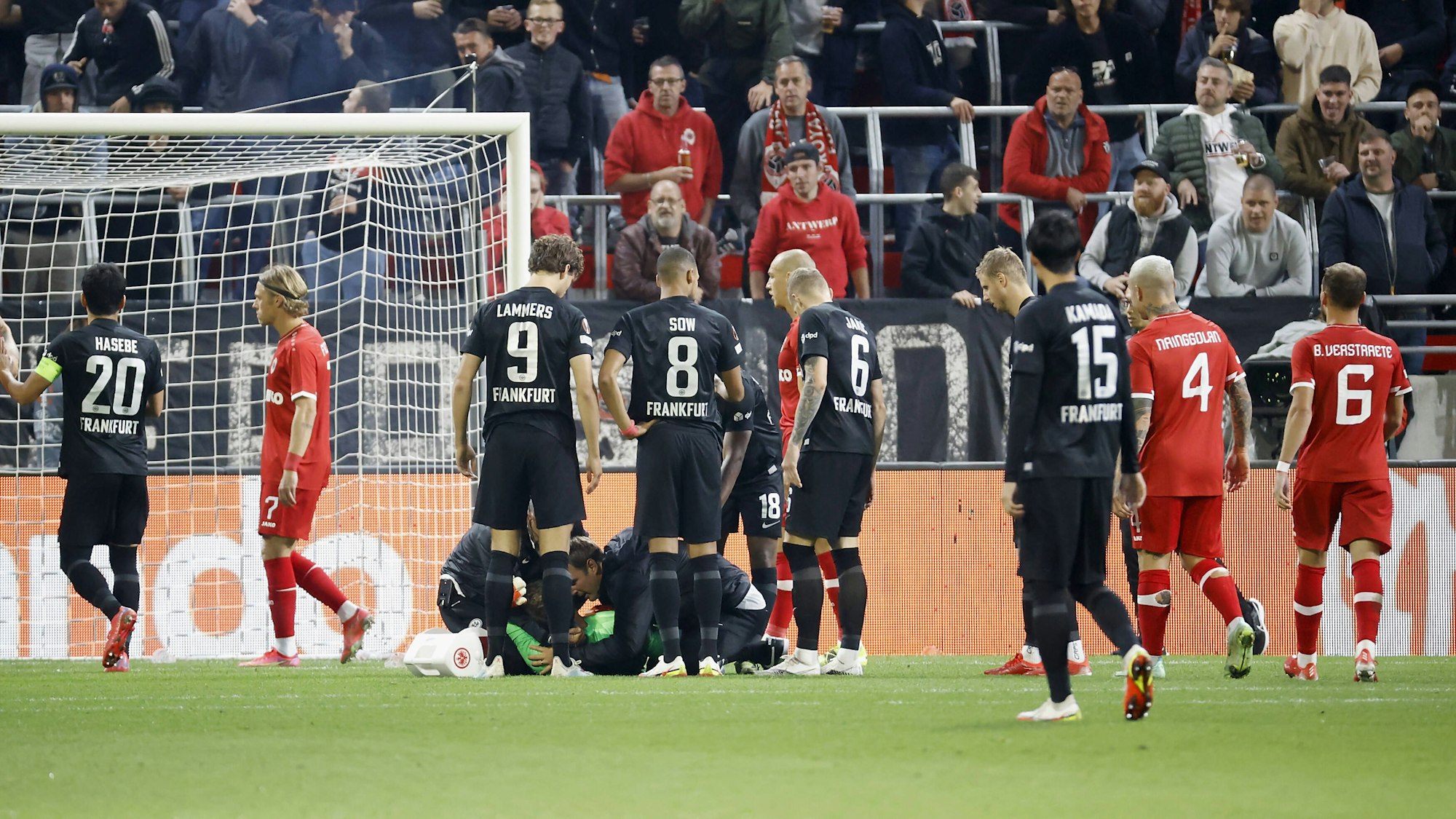 Torwart Kevin Trapp Eintracht Frankfurt wird nach dem Abschuss eines Feuerwerk-Knaller behandelt.