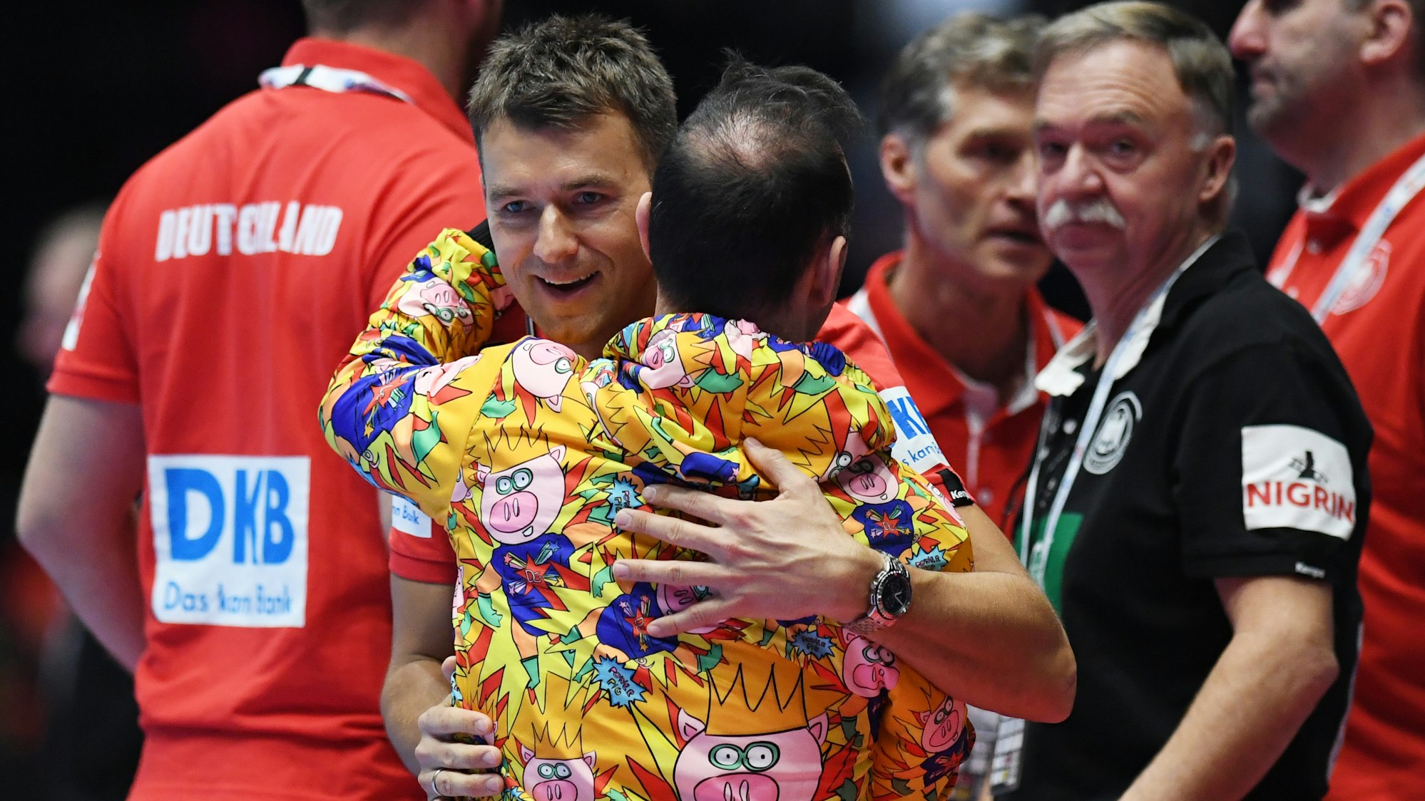 Bundestrainer Christian Prokop (l-r) aus Deutschland und Bob Hanning, DHB-Vizepräsident, umarmen sich am Ende des Spiels.