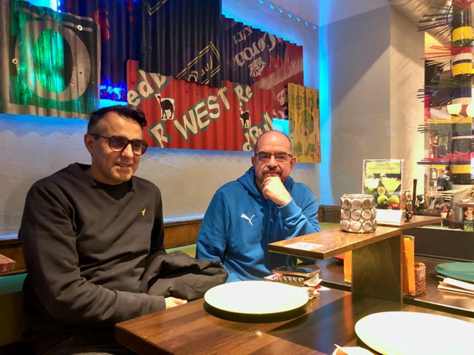 Shahram Golestani und Paul Stern sitzen an einem der Tische im Shaka Zulu.