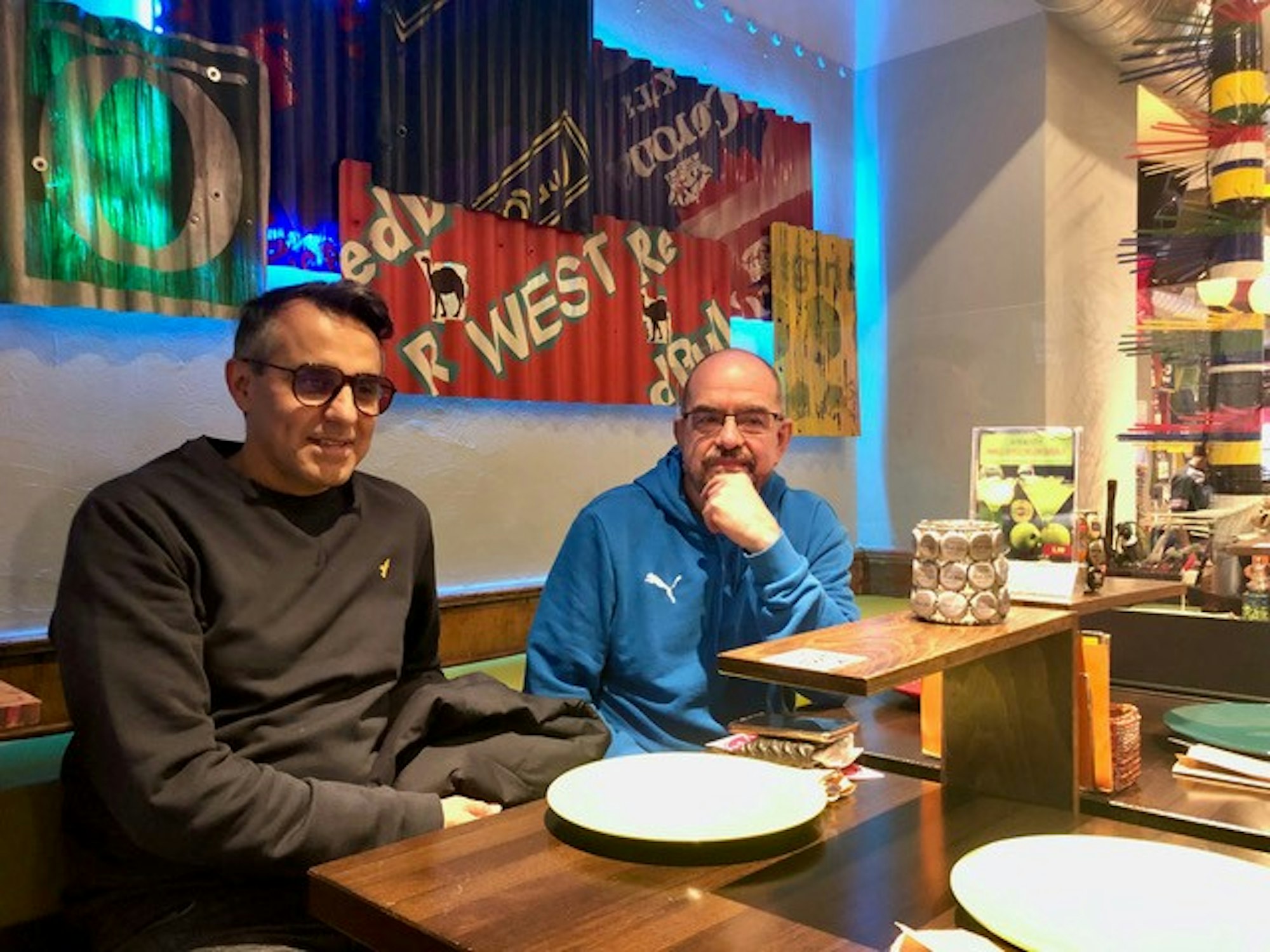 Shahram Golestani und Paul Stern sitzen an einem der Tische im Shaka Zulu.