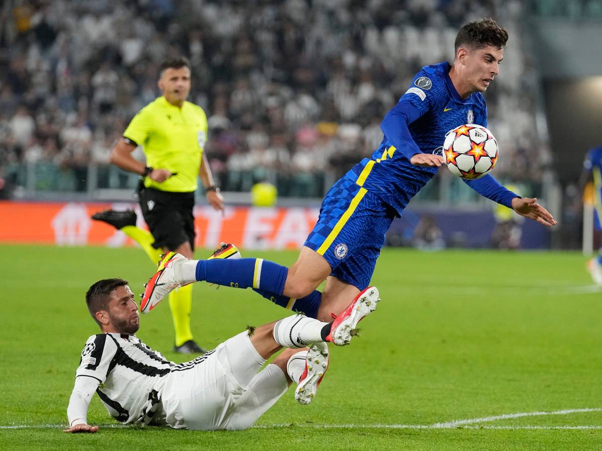 Juventus' Rodrigo Bentancur attackiert Chelsea-Star Kai Havertz.
