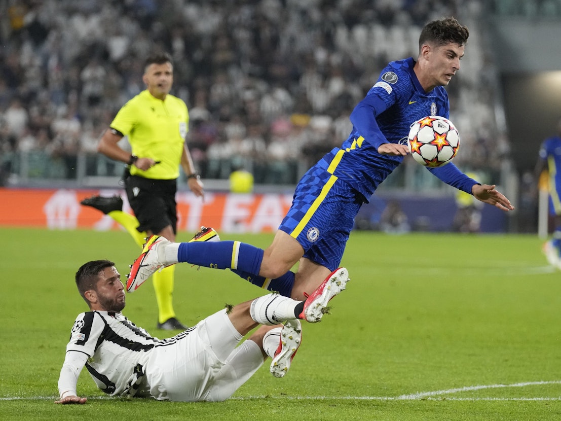 Juventus' Rodrigo Bentancur attackiert Chelsea-Star Kai Havertz.