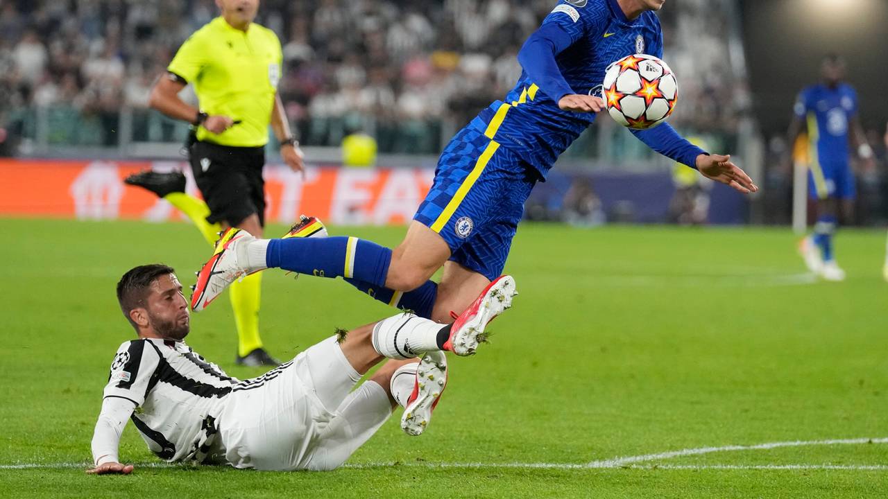 Juventus' Rodrigo Bentancur attackiert Chelsea-Star Kai Havertz.