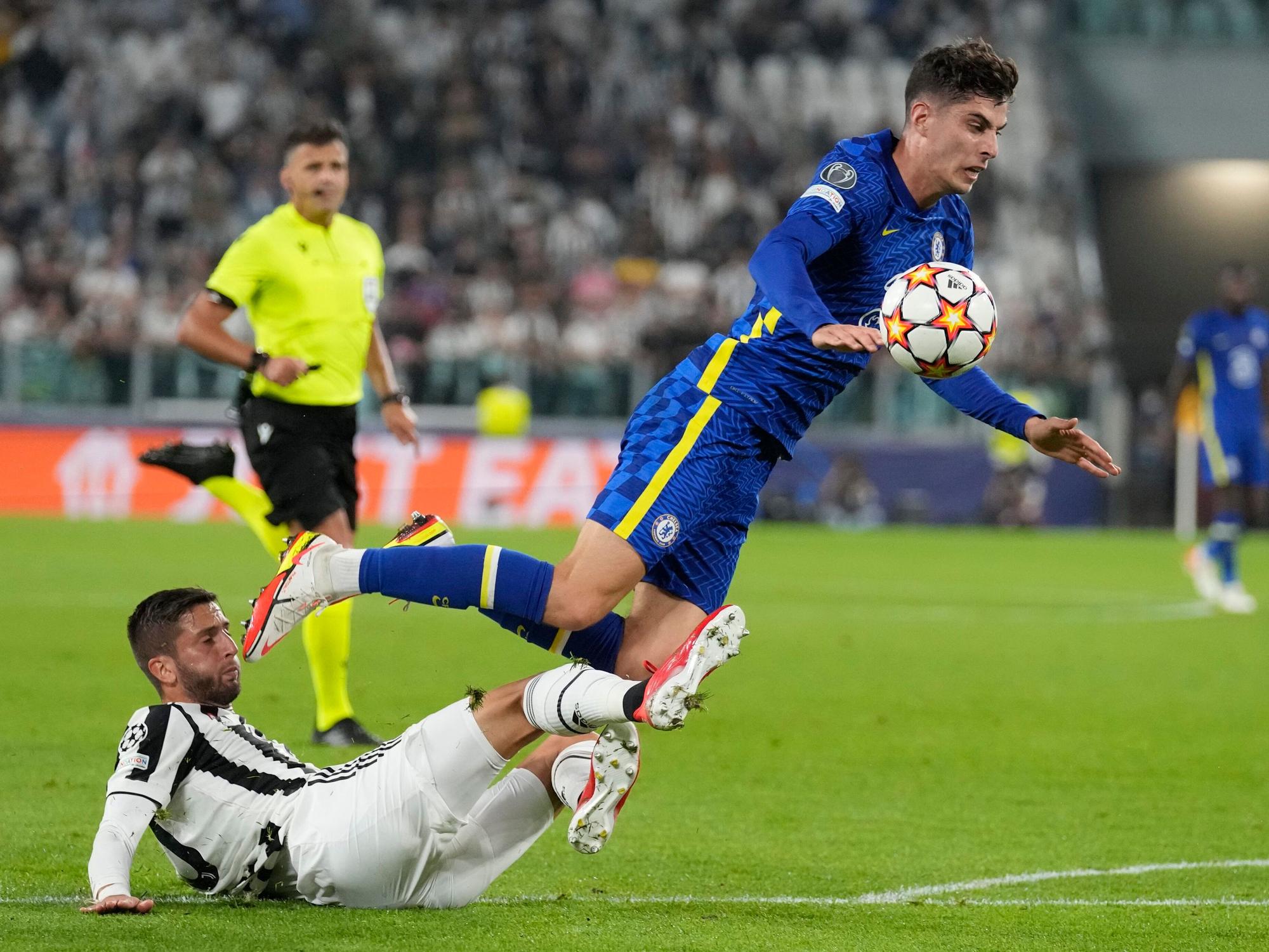 Juventus' Rodrigo Bentancur attackiert Chelsea-Star Kai Havertz.