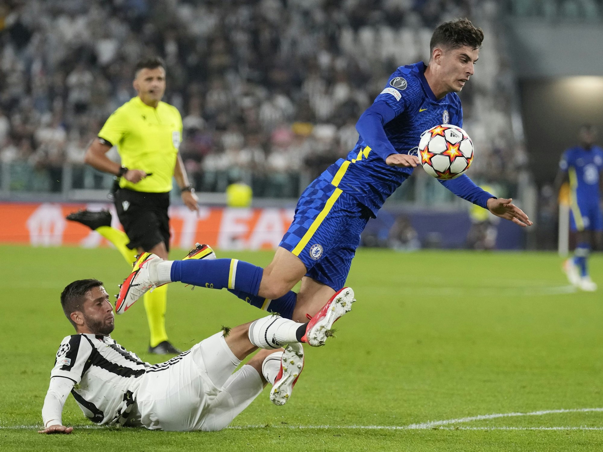 Juventus' Rodrigo Bentancur attackiert Chelsea-Star Kai Havertz.