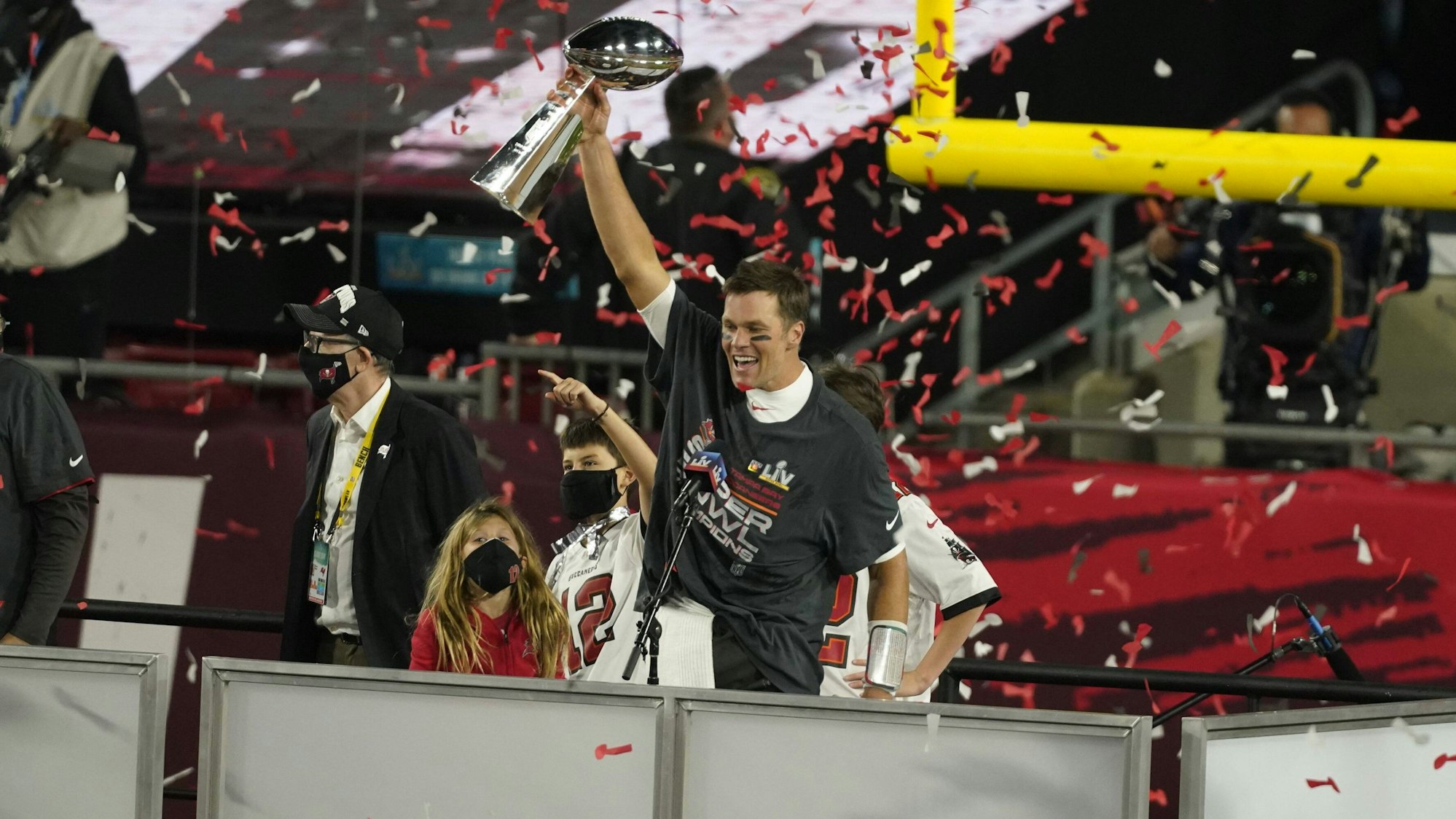 Tom Brady mit der Super Bowl Trophäe in Tampa.