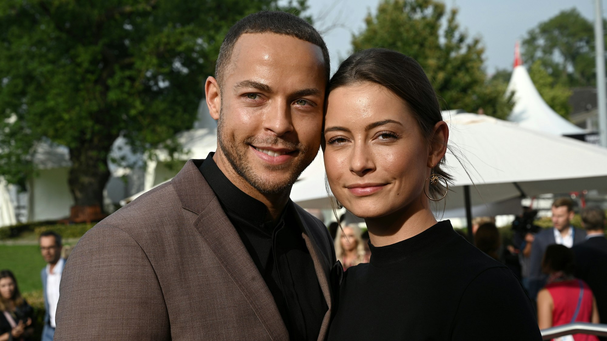 Andrej Mangold und Ex-Freundin Jennifer Lange posieren beim Reitturnier CHIO für die Kamera.