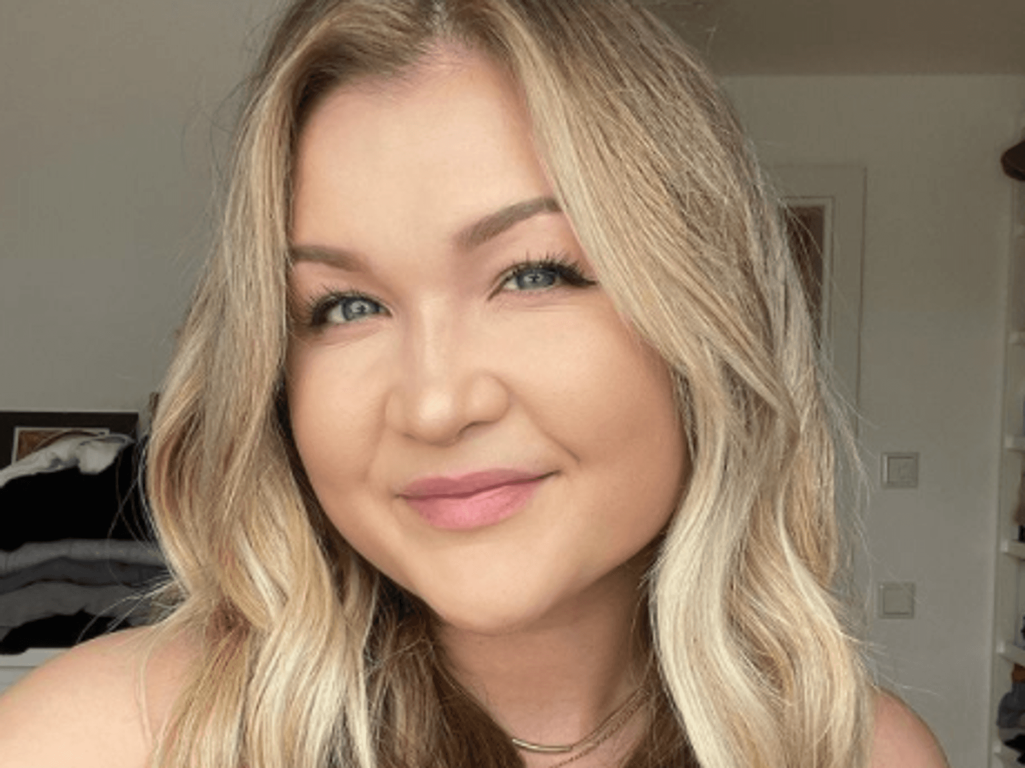 Sophia Thiel lächelt auf einem Instagram-Selfie in die Kamera. Im Fitness-Studio wurde sie wegen ihres Gewichts beleidigt.