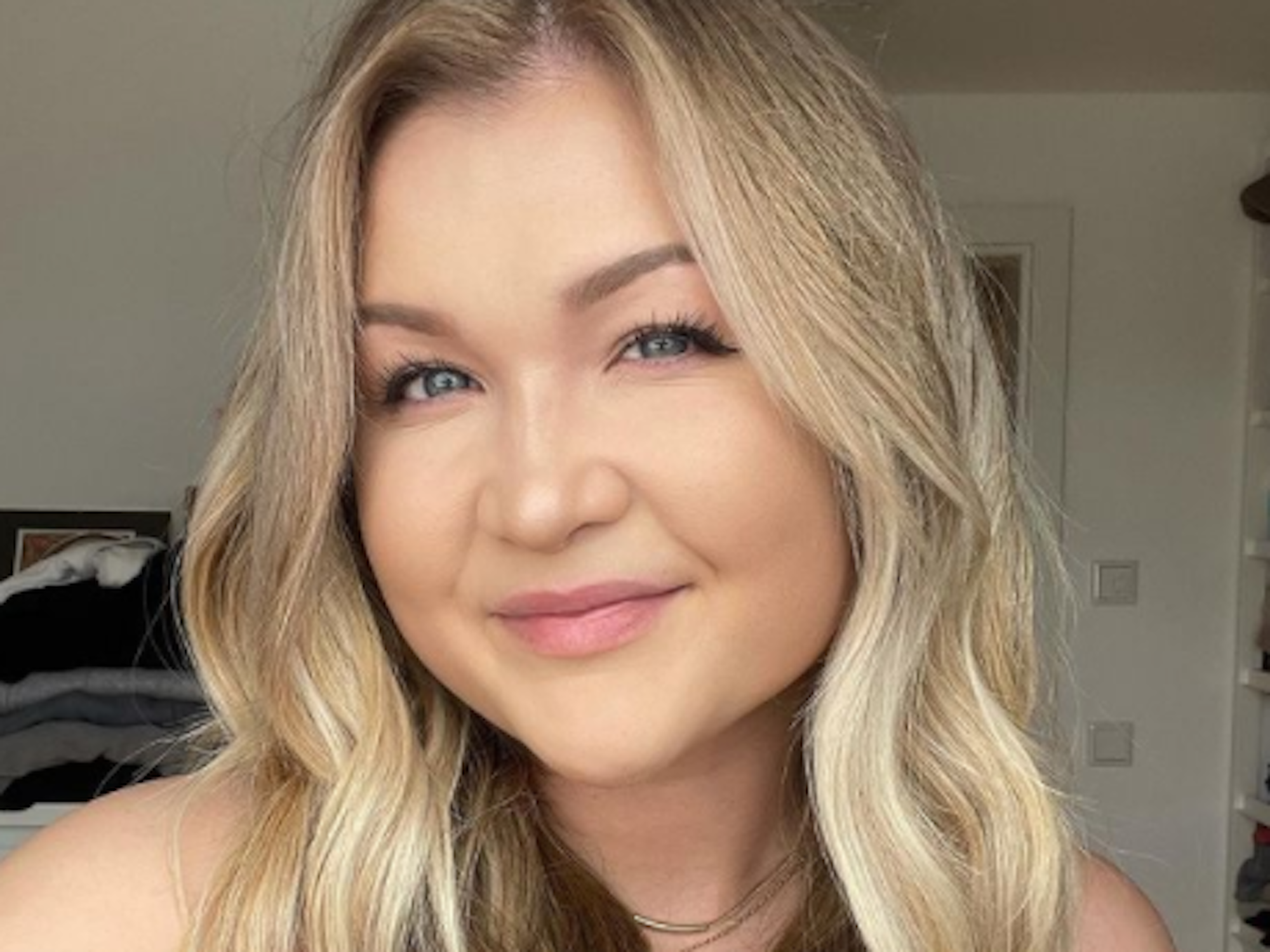 Sophia Thiel lächelt auf einem Instagram-Selfie in die Kamera. Im Fitness-Studio wurde sie wegen ihres Gewichts beleidigt.