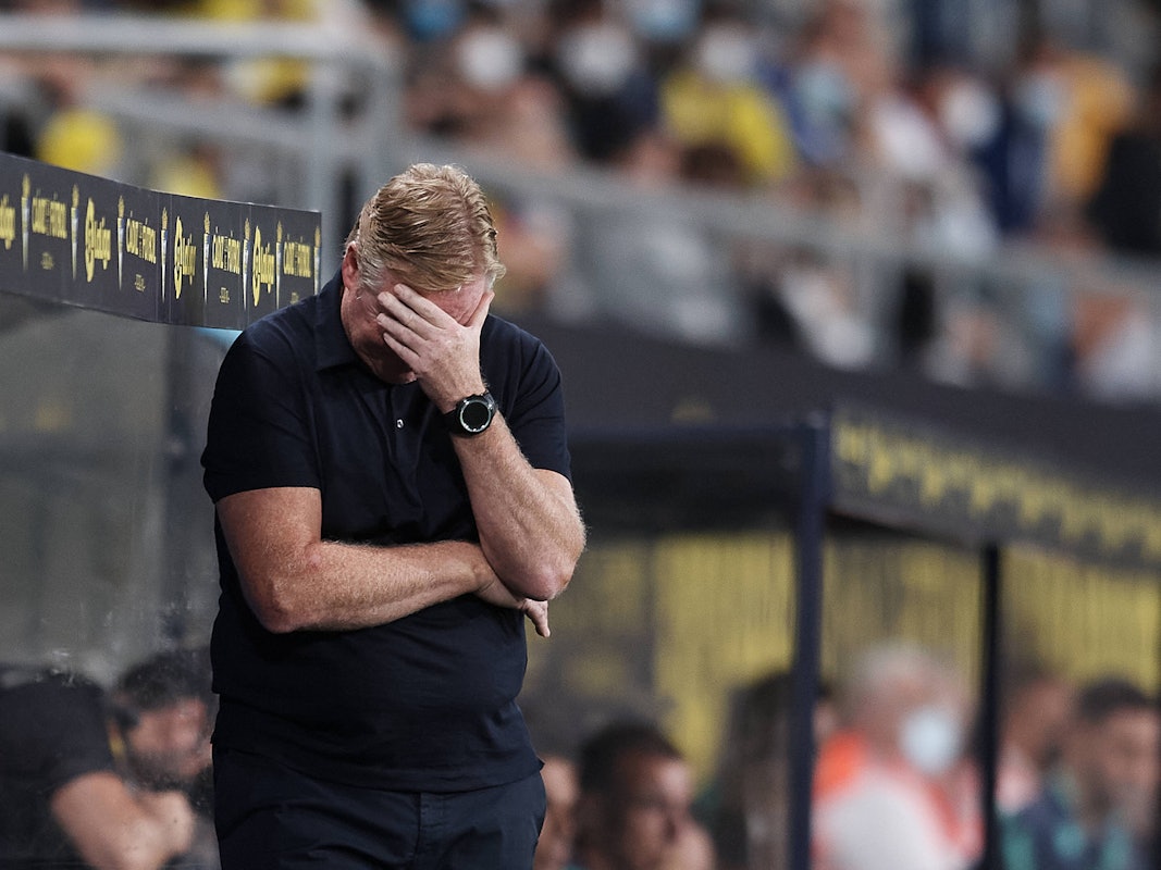 Ronald Koeman senkt den Kopf, fasst sich mit der linken Hand vor das Gesicht.