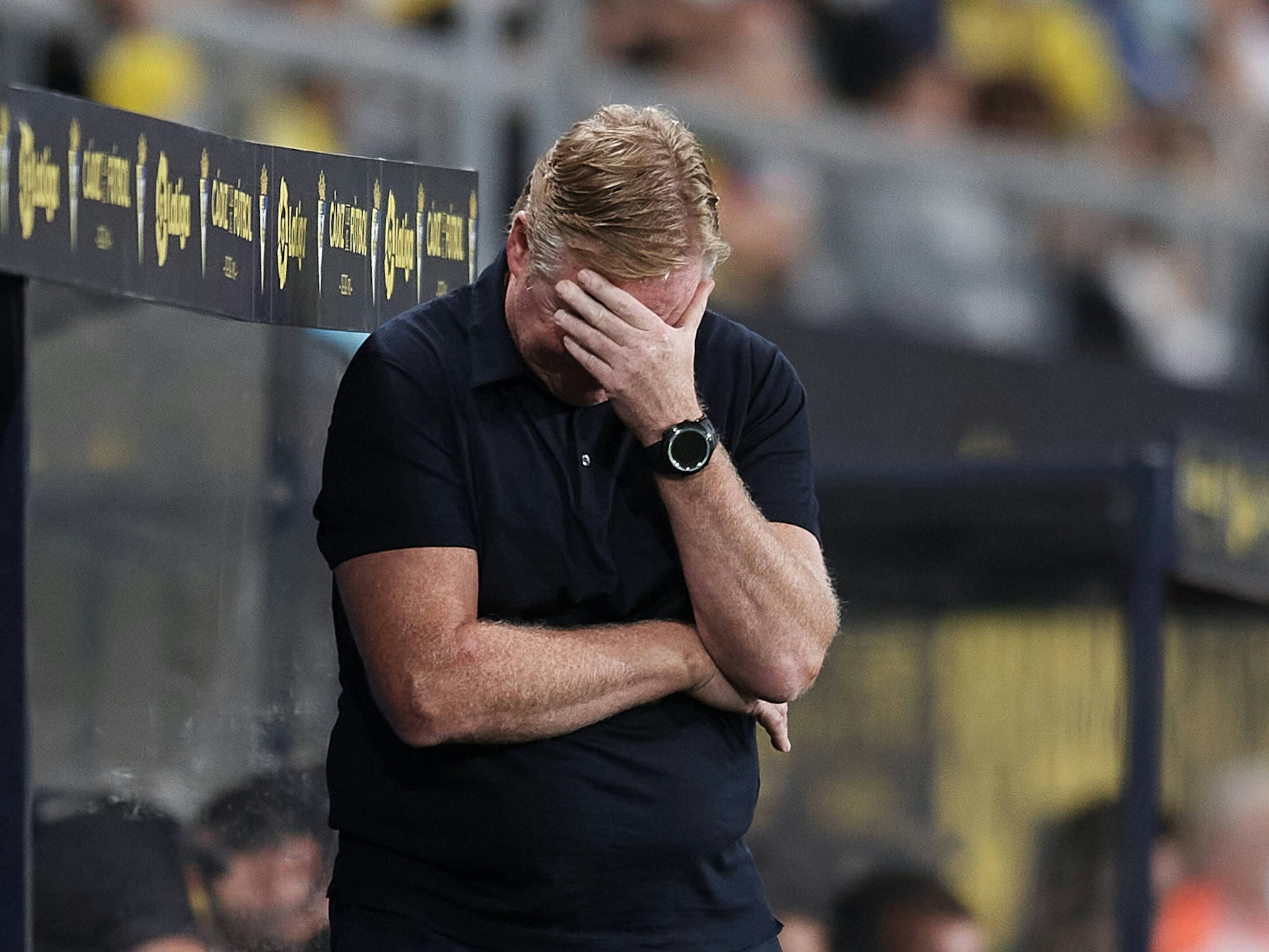 Ronald Koeman senkt den Kopf, fasst sich mit der linken Hand vor das Gesicht.