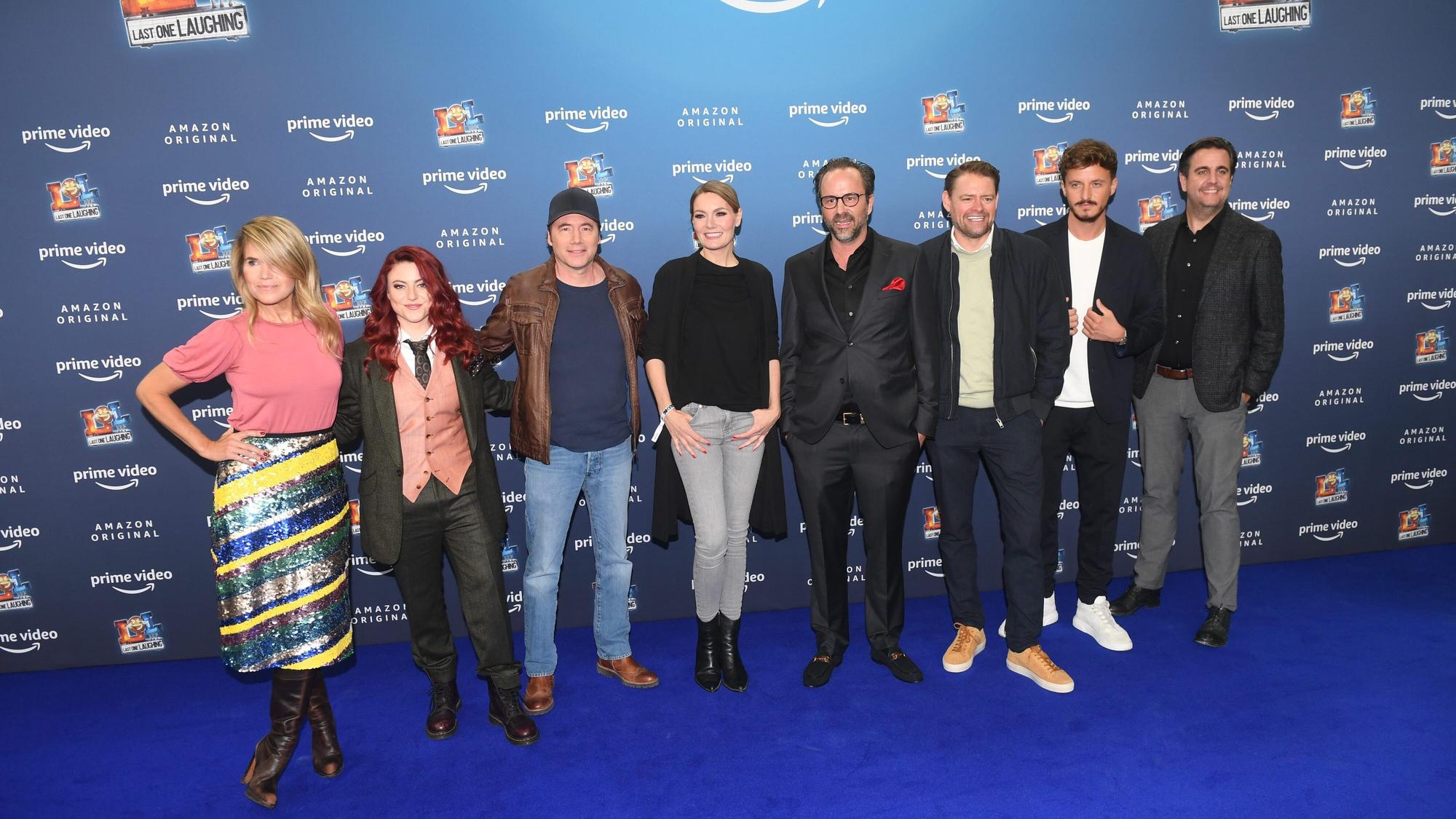 23.09.2021, Bayern, München: Anke Engelke, (l-r) Tahnee, Michael Bully Herbig, Martina Hill, Kurt Krömer, Max Giermann, Tommi Schmitt und Bastian Pastewka zeigen sich bei der Premiere der zweiten Staffel der Comedyshow «LOL: Last One Laughing» im ARRI-Kino. Die neuen Folgen starten am 1. Oktober bei Amazon Prime Video. Foto: Felix Hörhager/dpa +++ dpa-Bildfunk +++