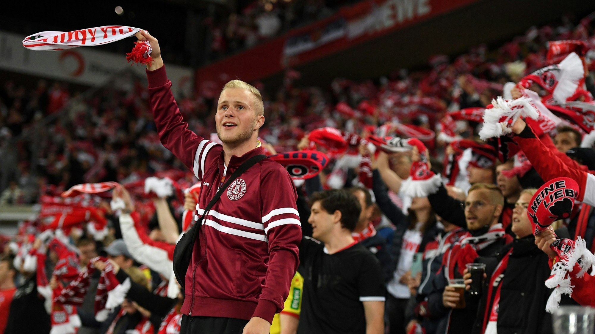 Fans beim Bundesliga-Spiel 1. FC Köln gegen Greuther Fürth