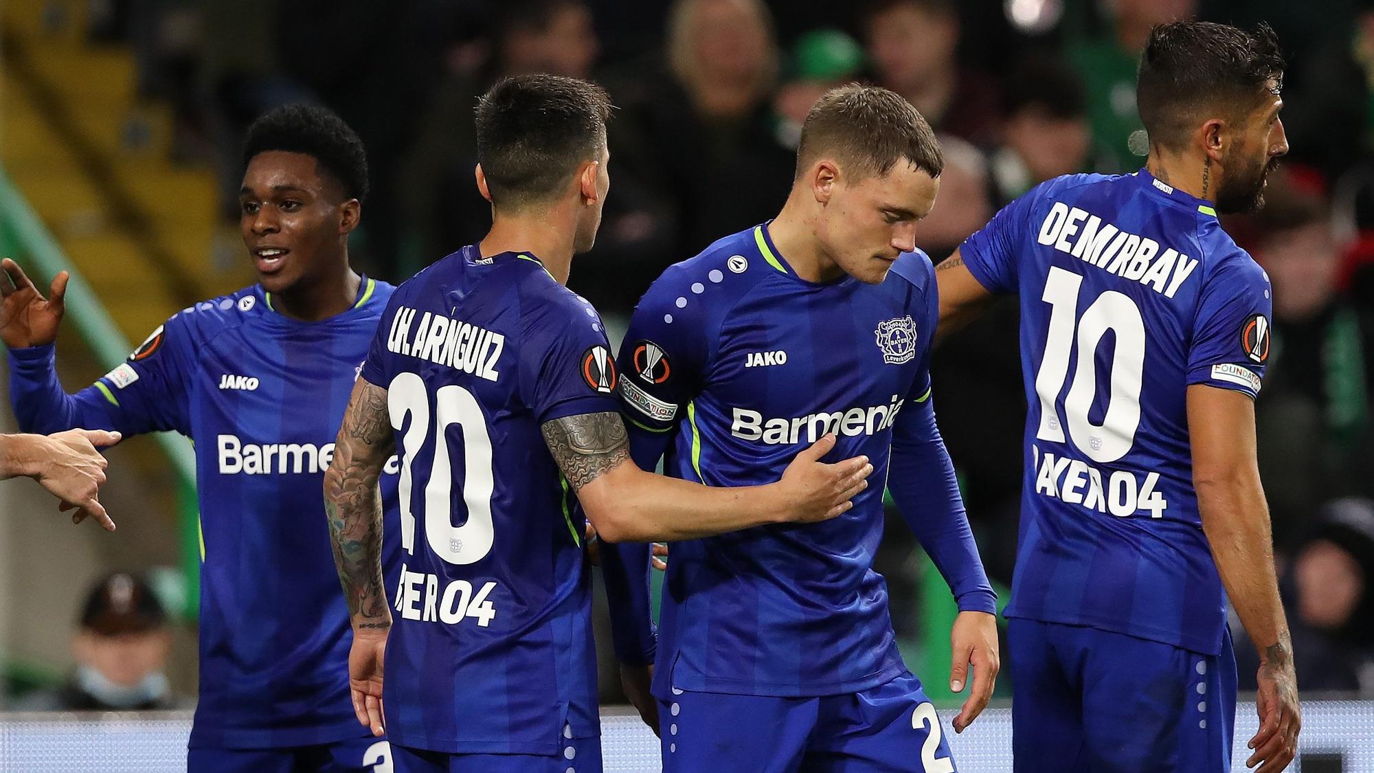 Florian Wirtz wird für sein Tor zum 2:0 von den Kollegen gefeiert.