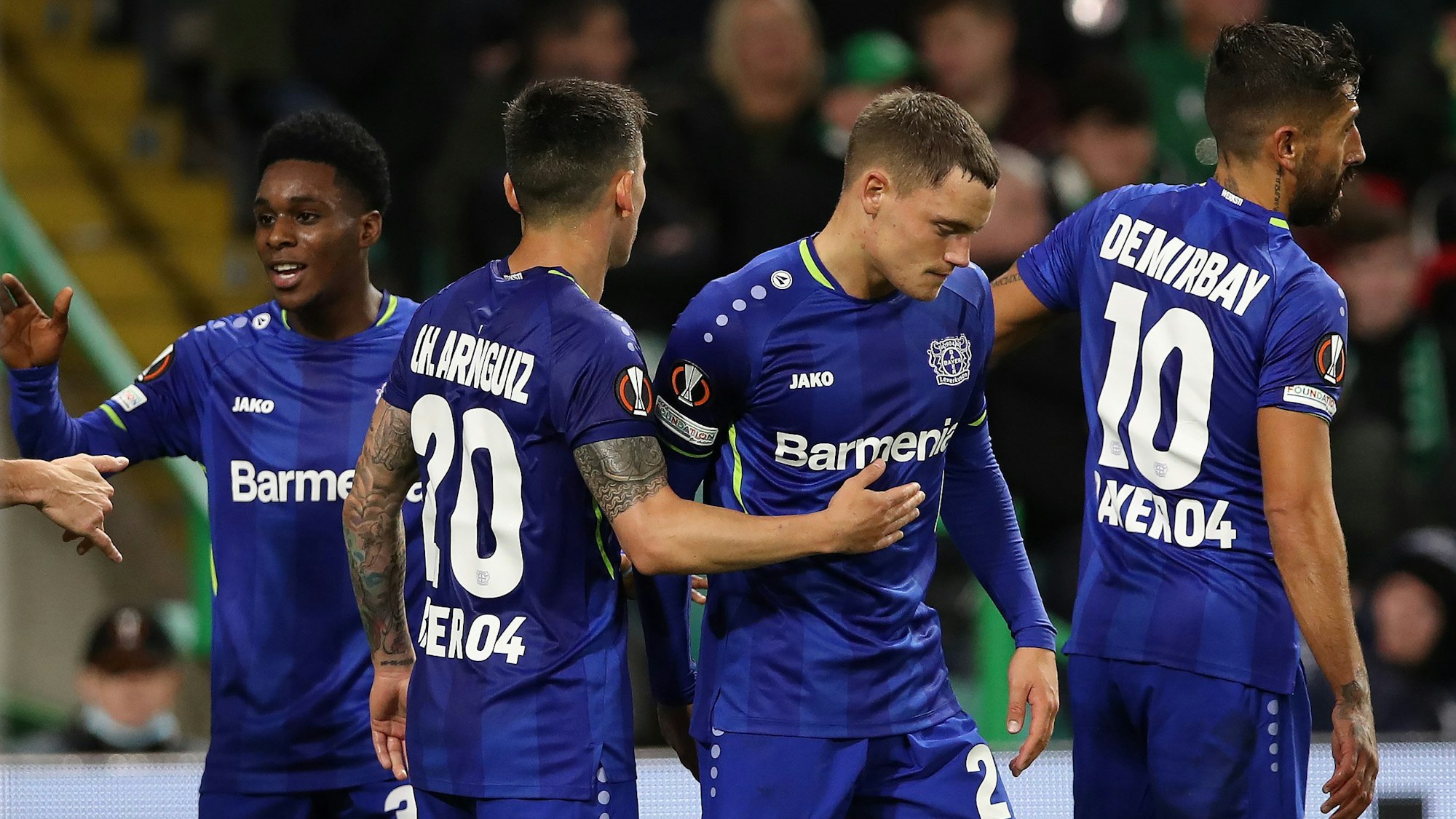 Florian Wirtz wird für sein Tor zum 2:0 von den Kollegen gefeiert.