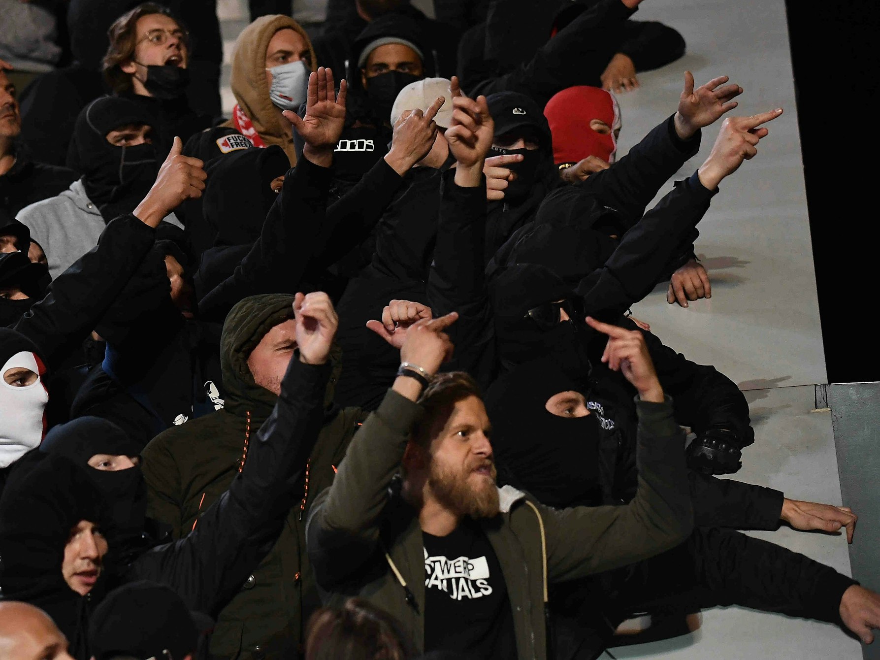 Fans von Royal Antwerpen zeigen obszöne Gesten sowie Mittelfinger Richtung Eintracht-Fans.