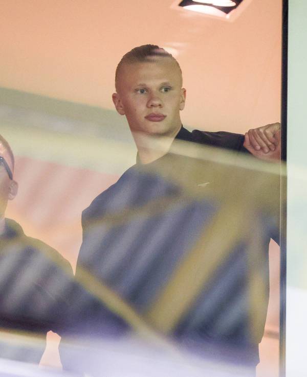 Erling Haaland von Borussia Dortmund in einer Loge im Signal Iduna Park.