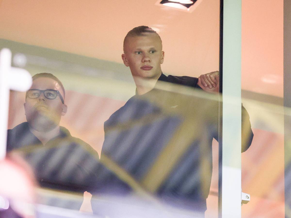 Erling Haaland von Borussia Dortmund in einer Loge im Signal Iduna Park.