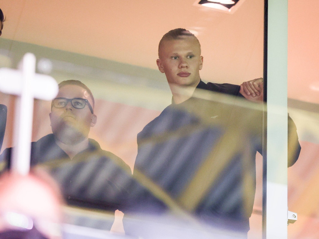 Erling Haaland von Borussia Dortmund in einer Loge im Signal Iduna Park.