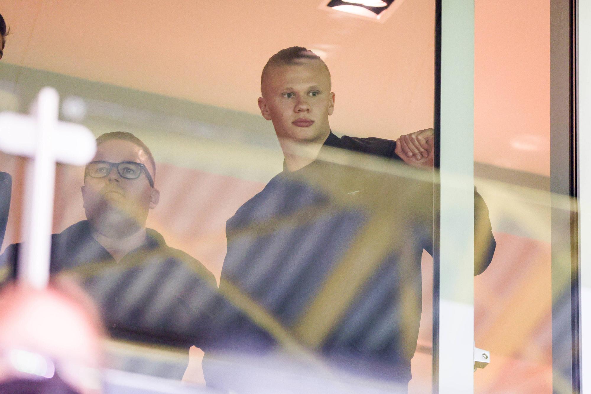 Erling Haaland von Borussia Dortmund in einer Loge im Signal Iduna Park.