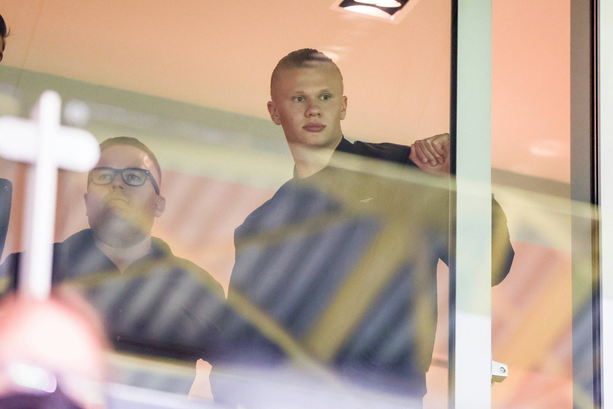 Erling Haaland von Borussia Dortmund in einer Loge im Signal Iduna Park.