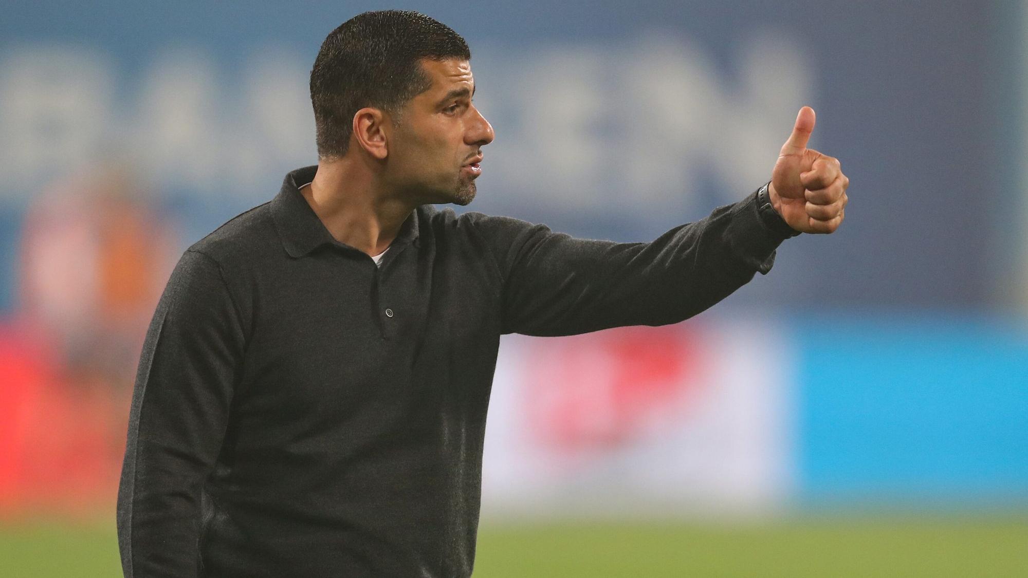 Trainer Dimitrios Grammozis vom FC Schalke 04 zeigt mit dem Daumen nach oben.