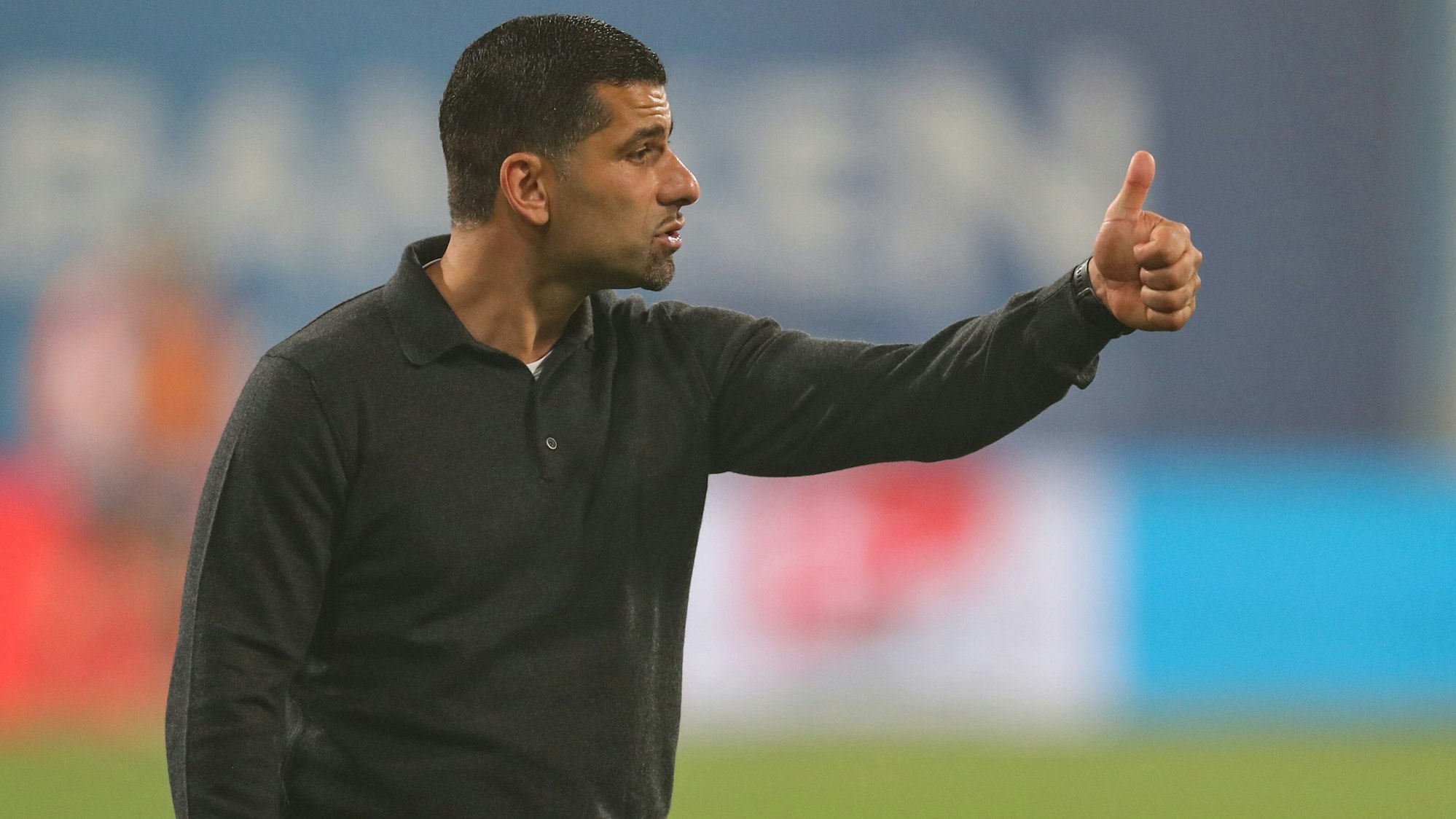 Trainer Dimitrios Grammozis vom FC Schalke 04 zeigt mit dem Daumen nach oben.