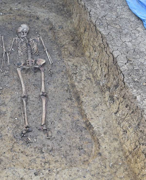 Archäologie-Fund in Deutschland: Ein 1500 Jahre altes Grab ist im Herbst 2021 in Nordschwaben entdeckt worden. Hier sieht man die Skelette des Liebespaares.
