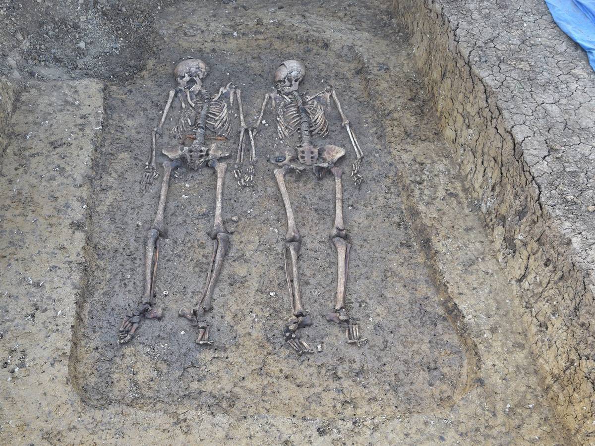 Archäologie-Fund in Deutschland: Ein 1500 Jahre altes Grab ist im Herbst 2021 in Nordschwaben entdeckt worden. Hier sieht man die Skelette des Liebespaares.
