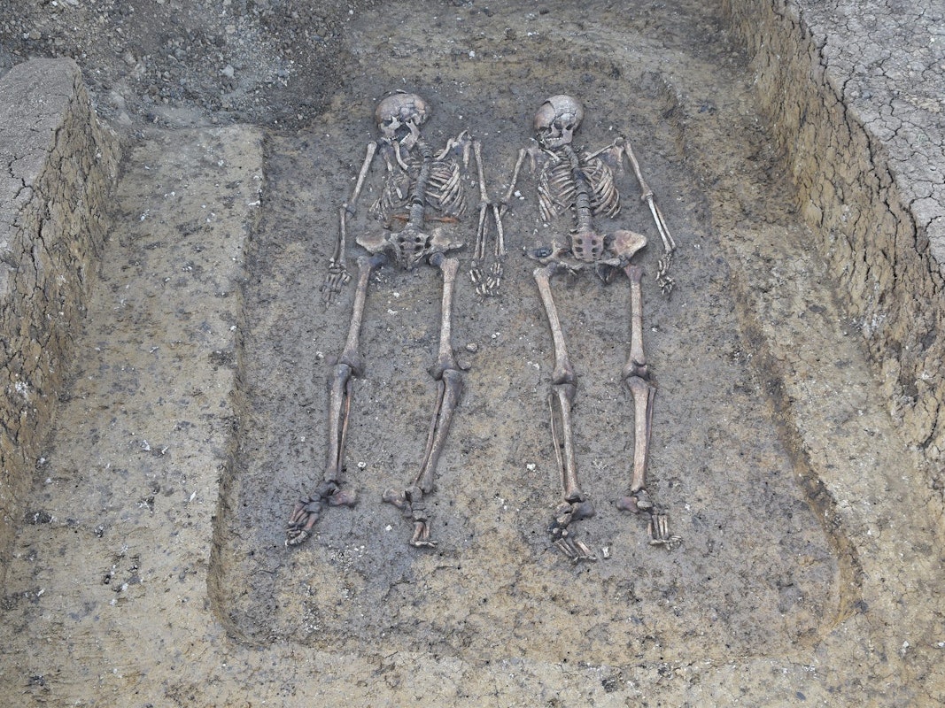 Archäologie-Fund in Deutschland: Ein 1500 Jahre altes Grab ist im Herbst 2021 in Nordschwaben entdeckt worden. Hier sieht man die Skelette des Liebespaares.